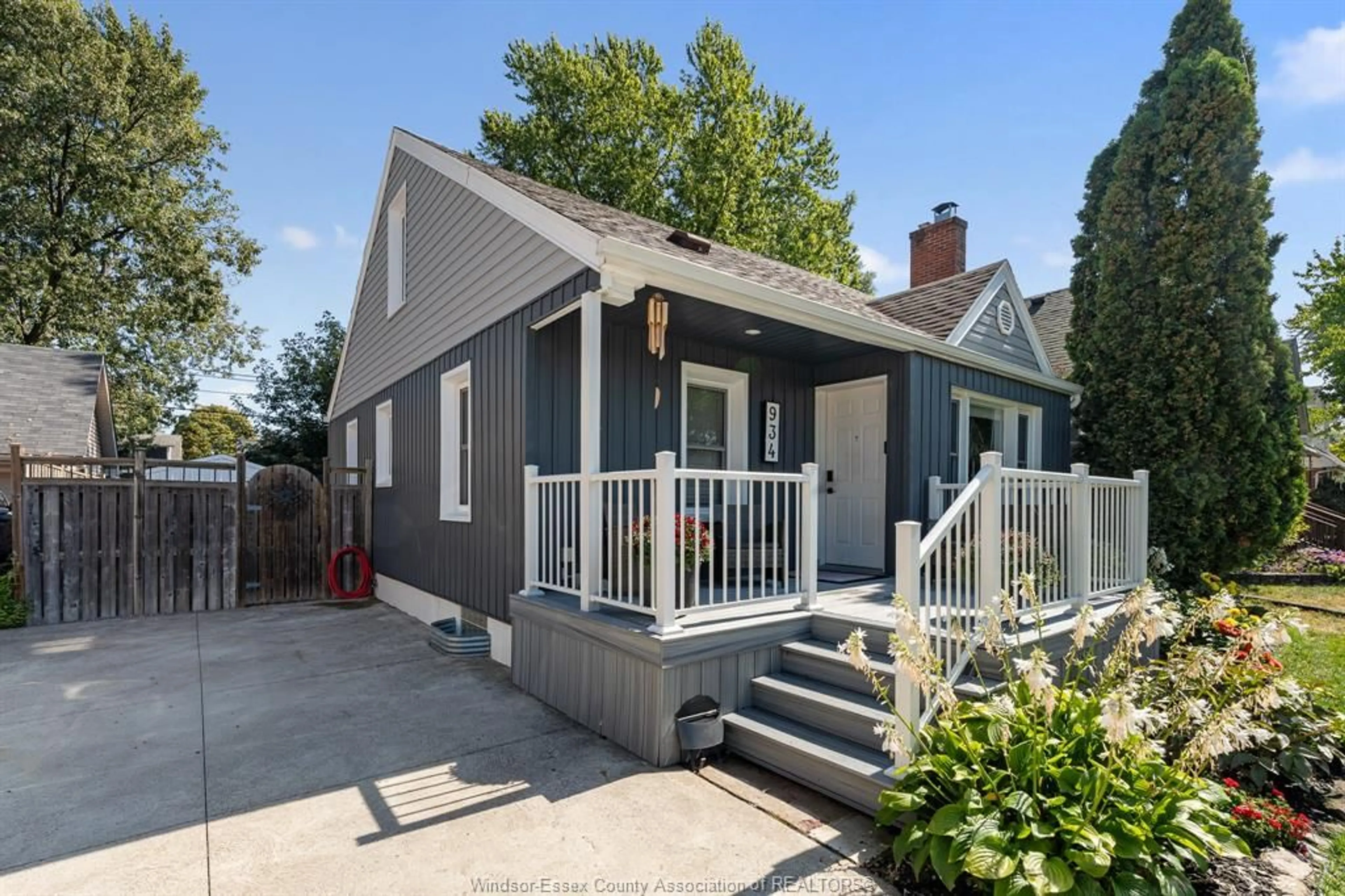 Home with vinyl exterior material, street for 934 VIRGINIA Ave, Windsor Ontario N8S 2Y4