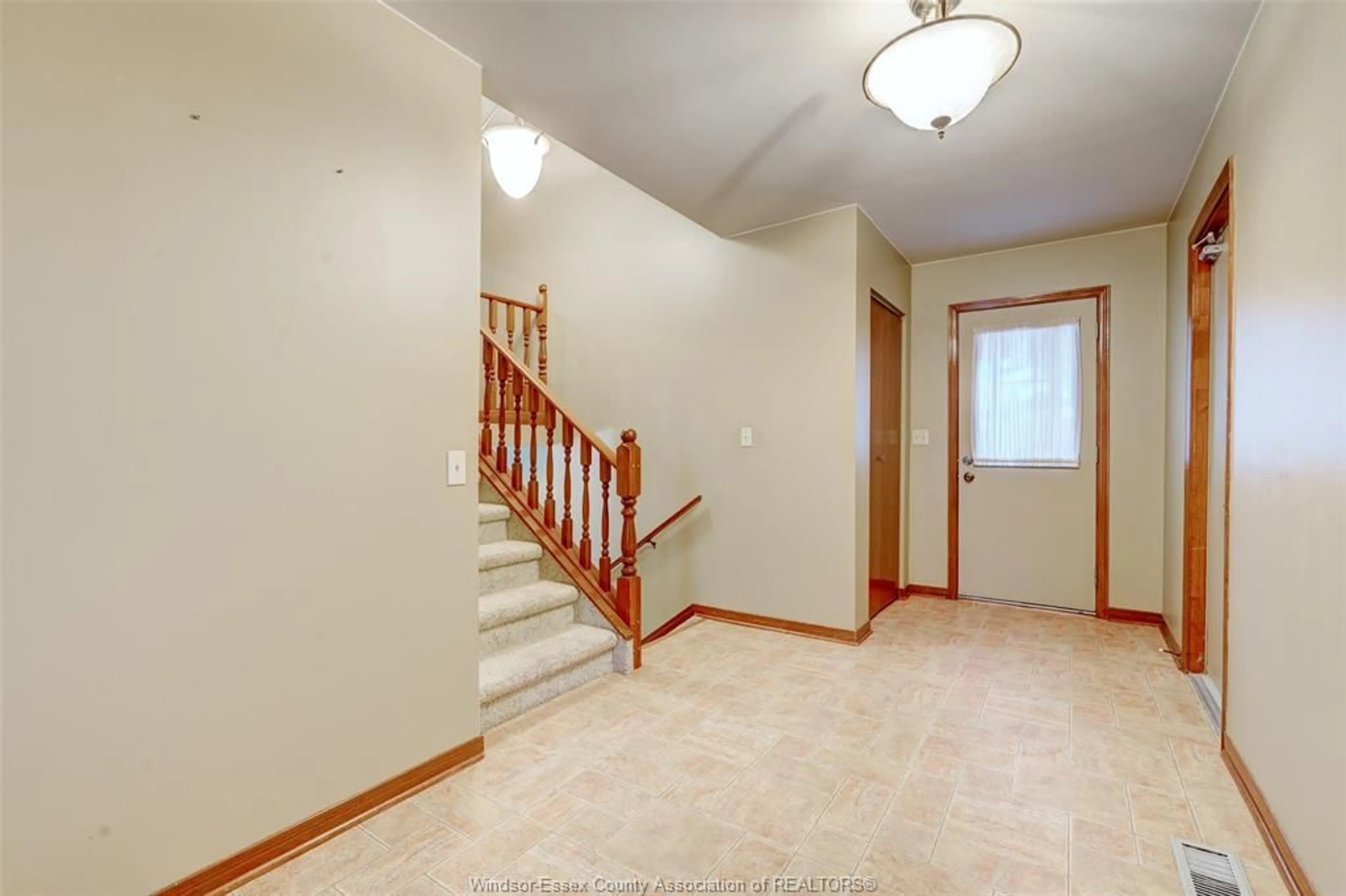 Indoor foyer for 236 SOMERVILLE St, Tecumseh Ontario N8N 4E7