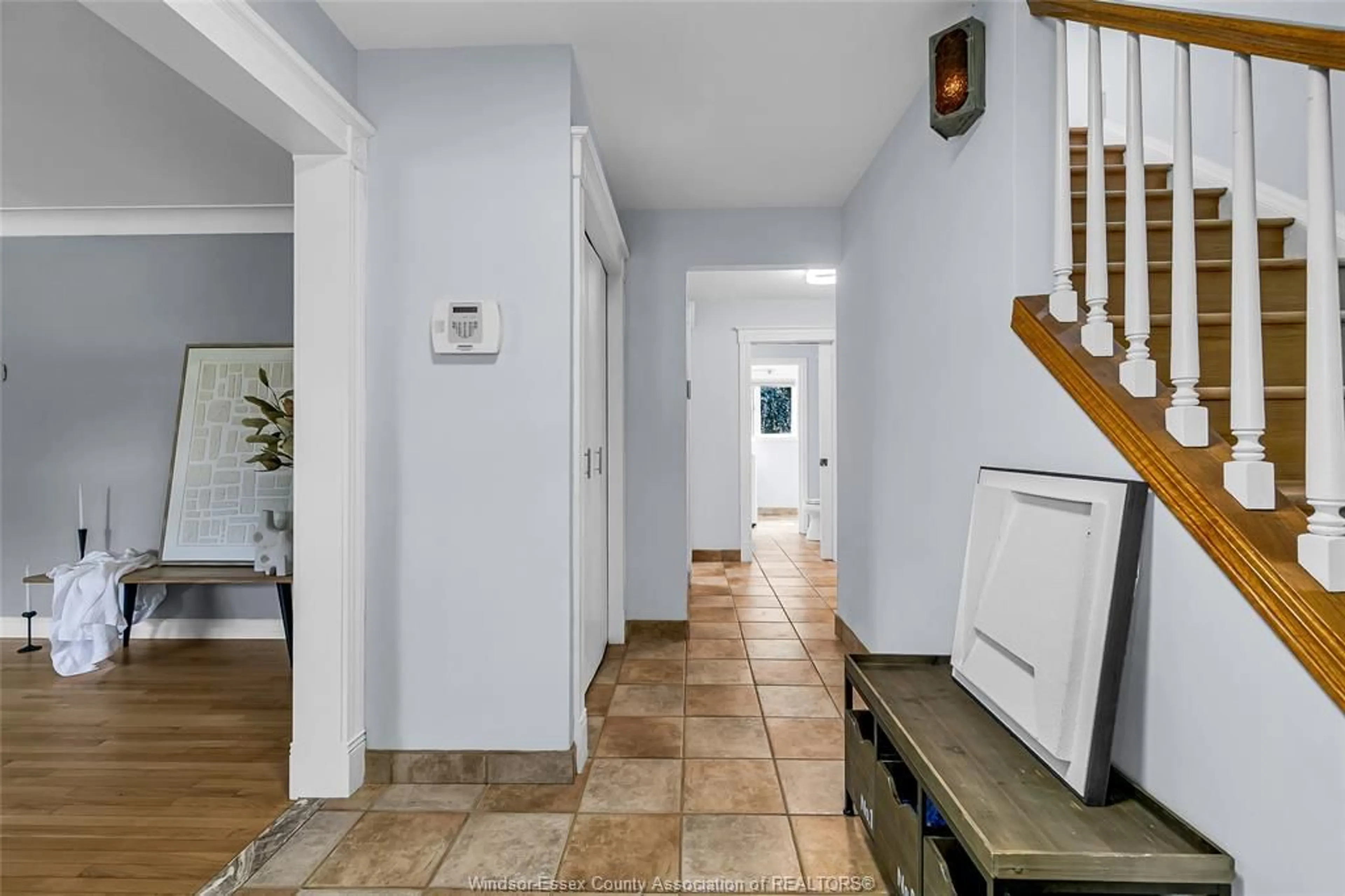 Indoor entryway for 2470 GLENWOOD AVE. Ave, Windsor Ontario N9E 2X6