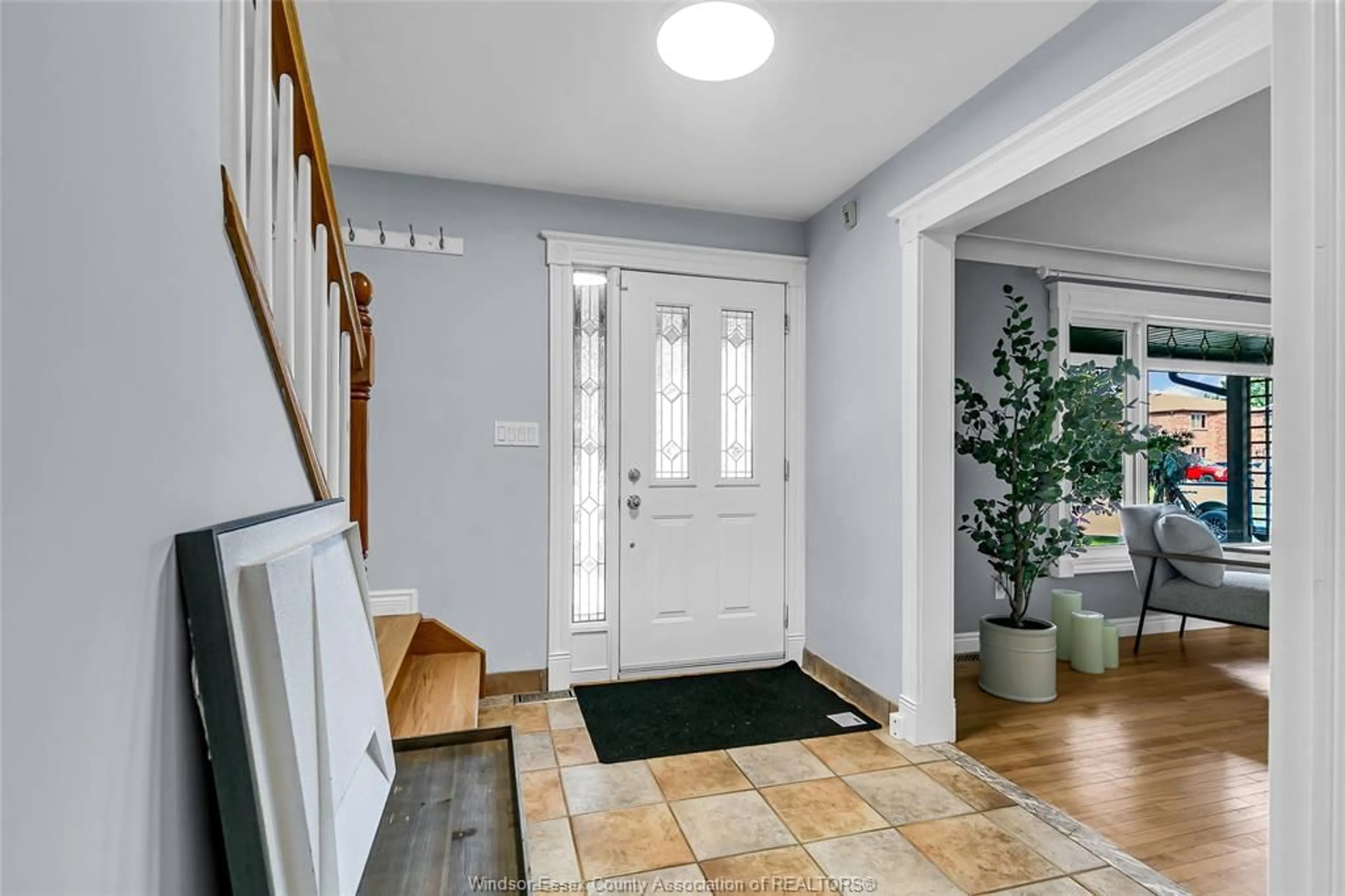 Indoor entryway for 2470 GLENWOOD AVE. Ave, Windsor Ontario N9E 2X6