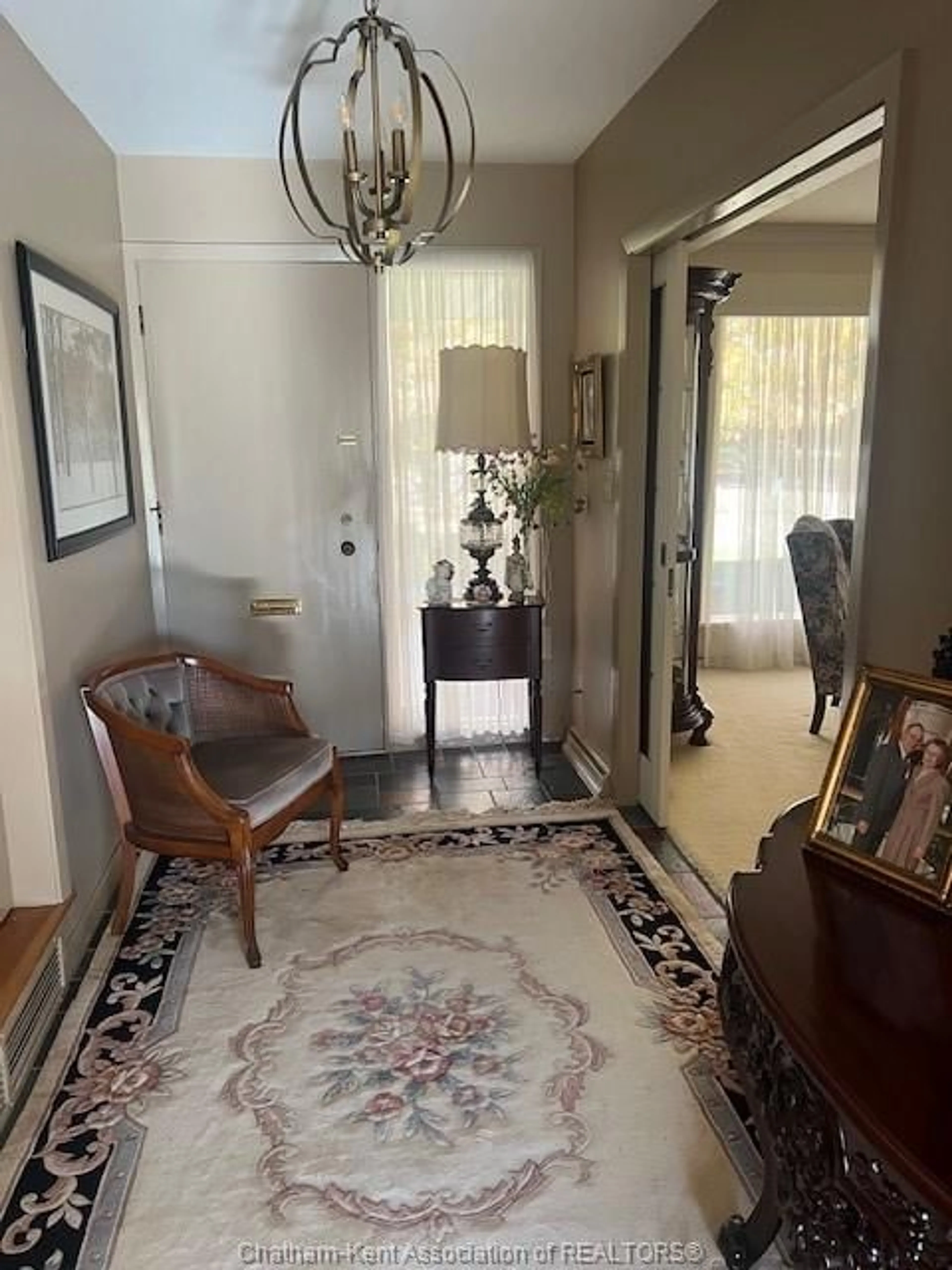 Indoor foyer for 320 Victoria Ave, Chatham Ontario N7L 2A9