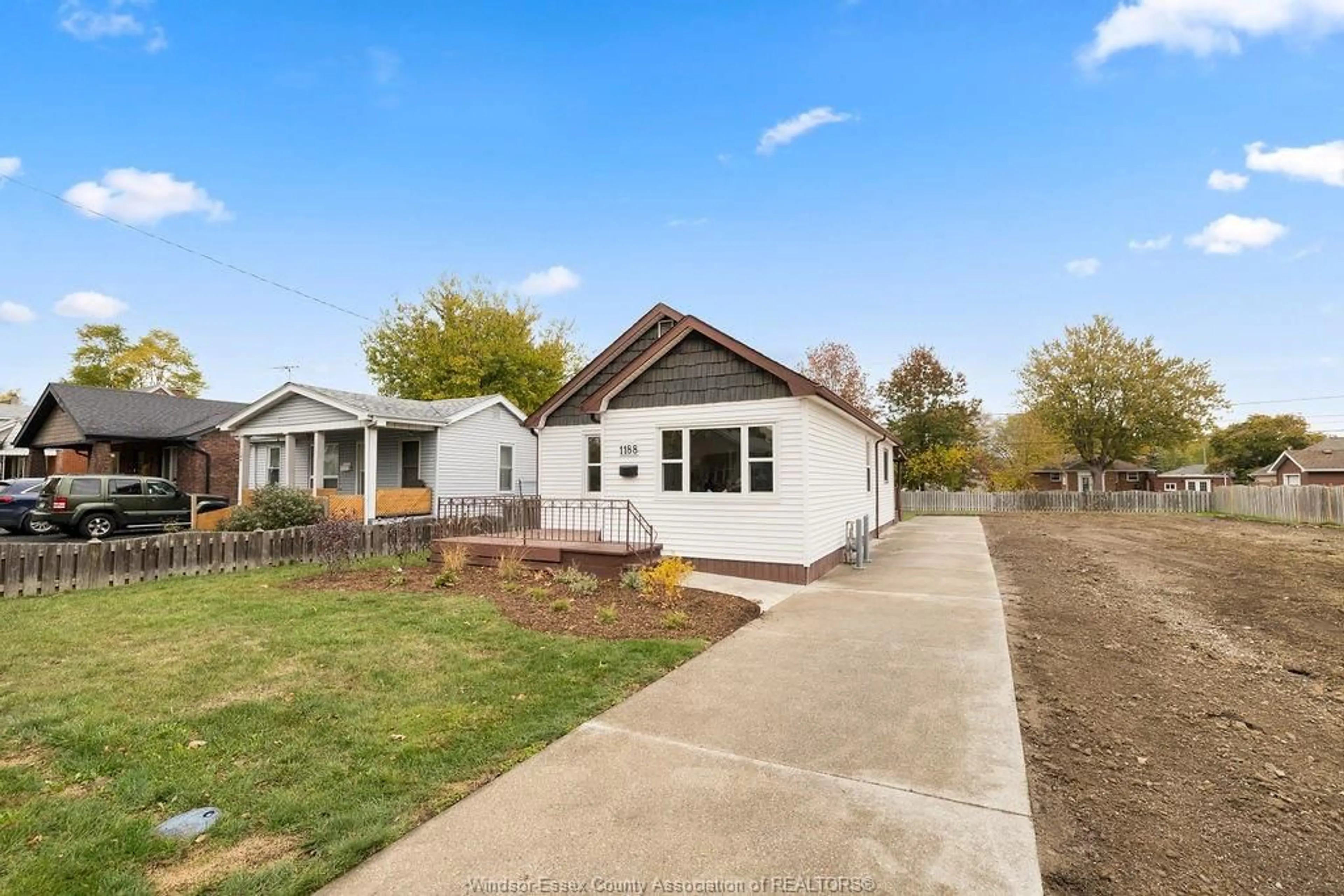 A pic from outside/outdoor area/front of a property/back of a property/a pic from drone, street for 1188 GLIDDEN Ave, Windsor Ontario N8S 2P3