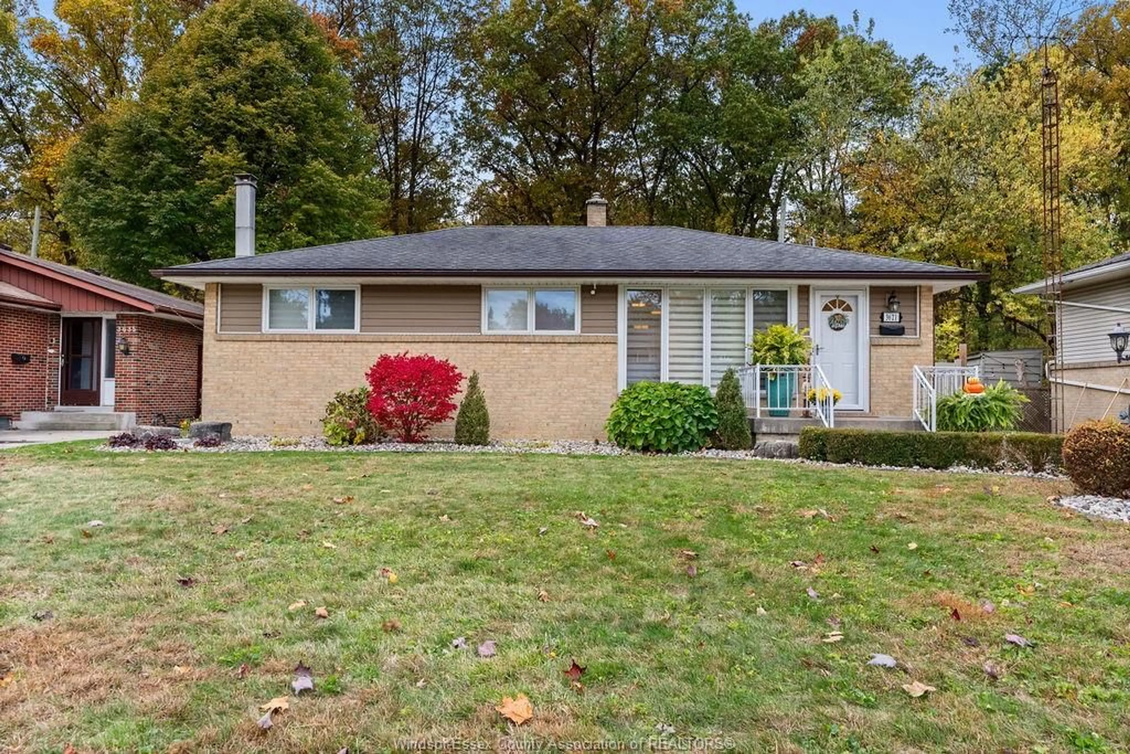 Home with vinyl exterior material, street for 3621 Askin Ave, Windsor Ontario N9E 3K1