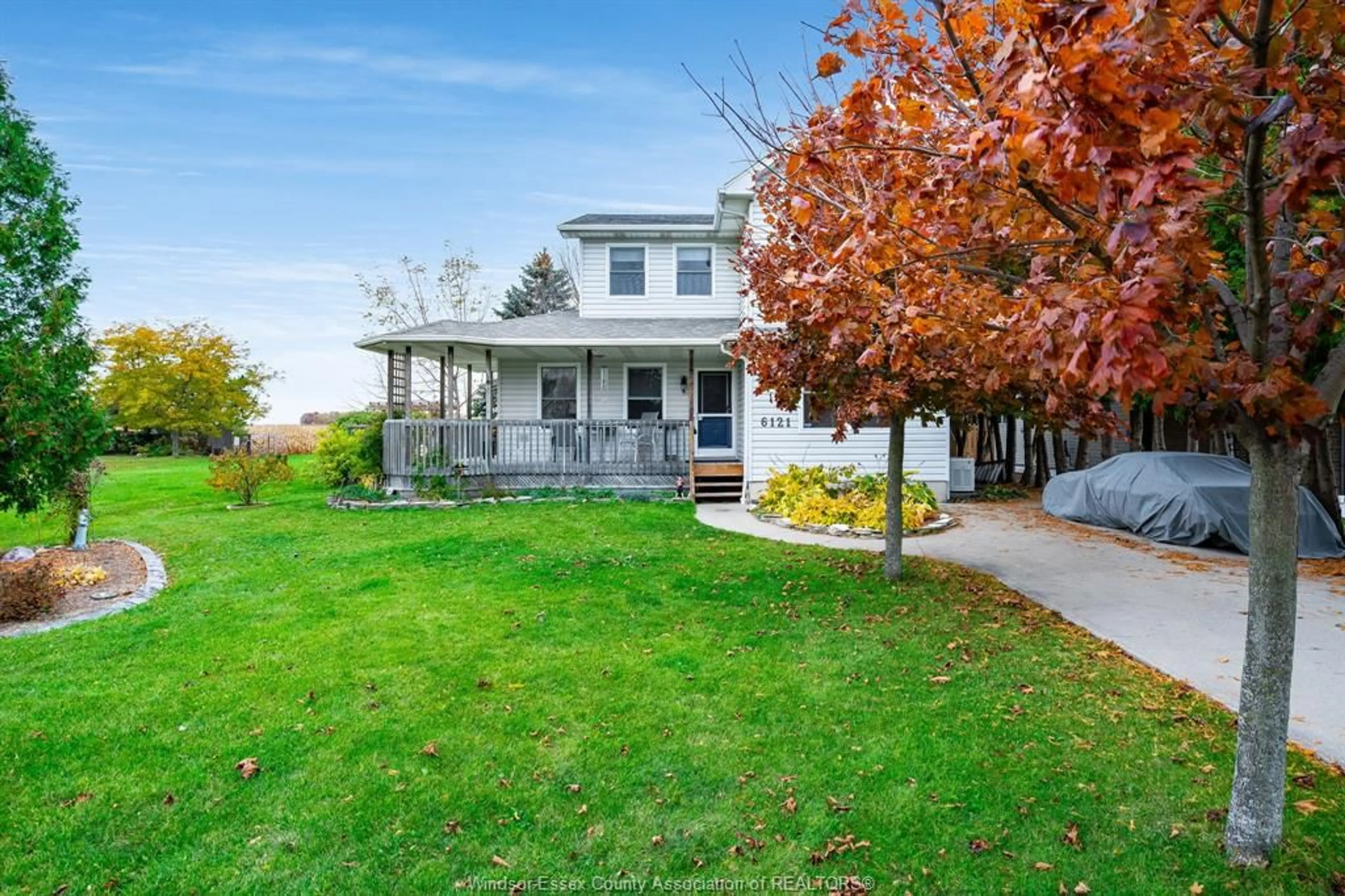 A pic from outside/outdoor area/front of a property/back of a property/a pic from drone, street for 6121 EMERSON Ave, Lakeshore Ontario N0P 1J0