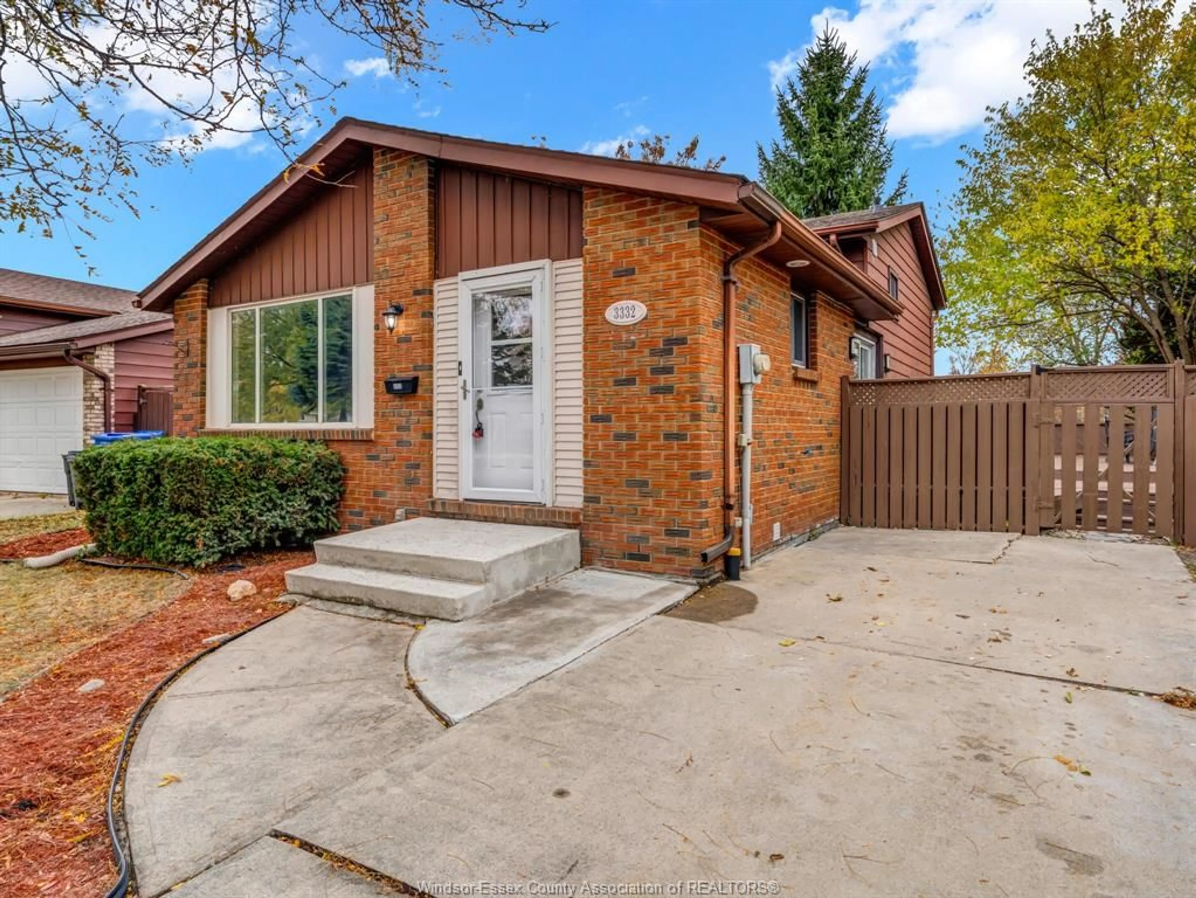 Home with brick exterior material, street for 3332 PINEVIEW Cres, Windsor Ontario N8R 2A7