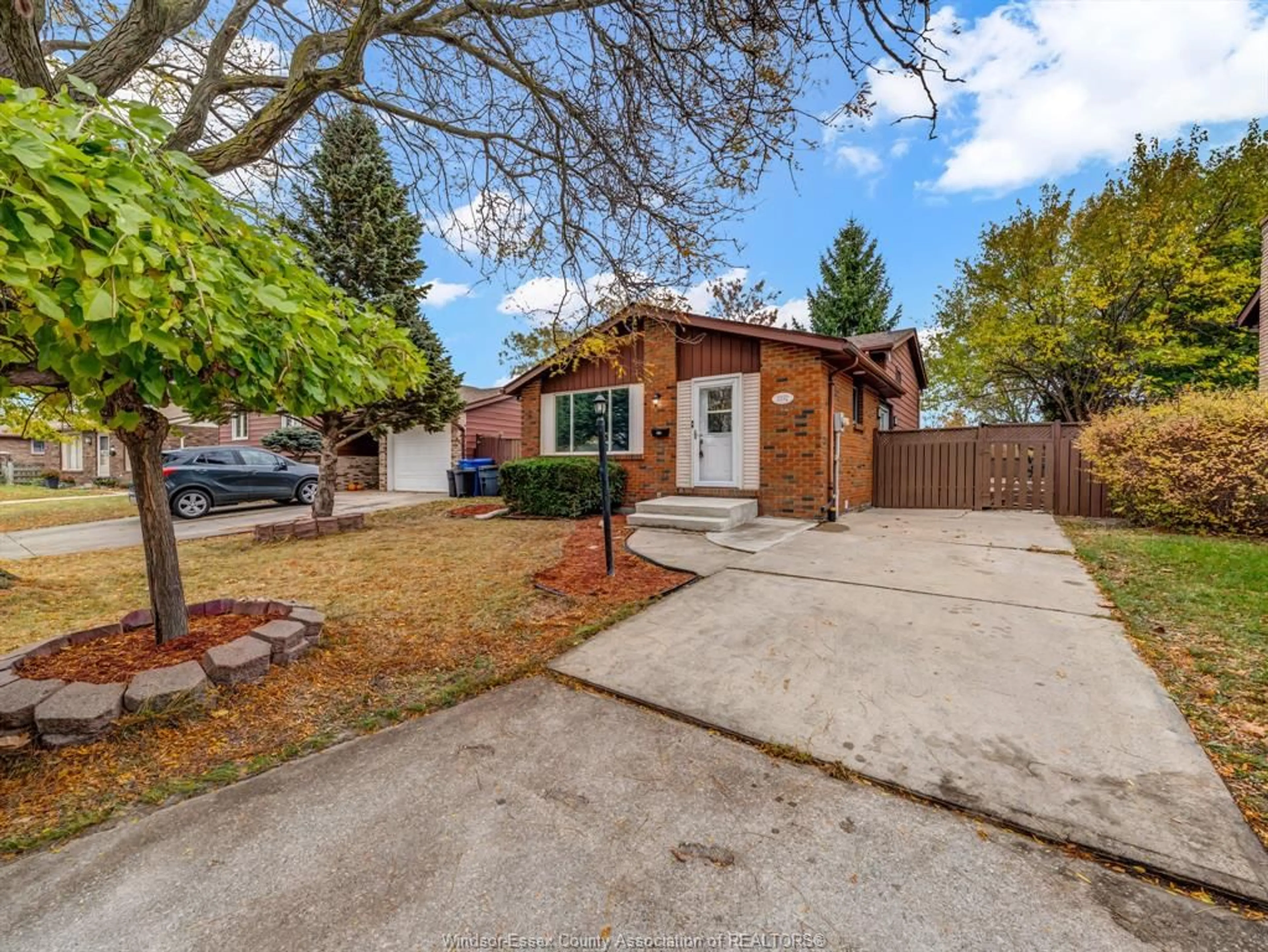 A pic from outside/outdoor area/front of a property/back of a property/a pic from drone, street for 3332 PINEVIEW Cres, Windsor Ontario N8R 2A7