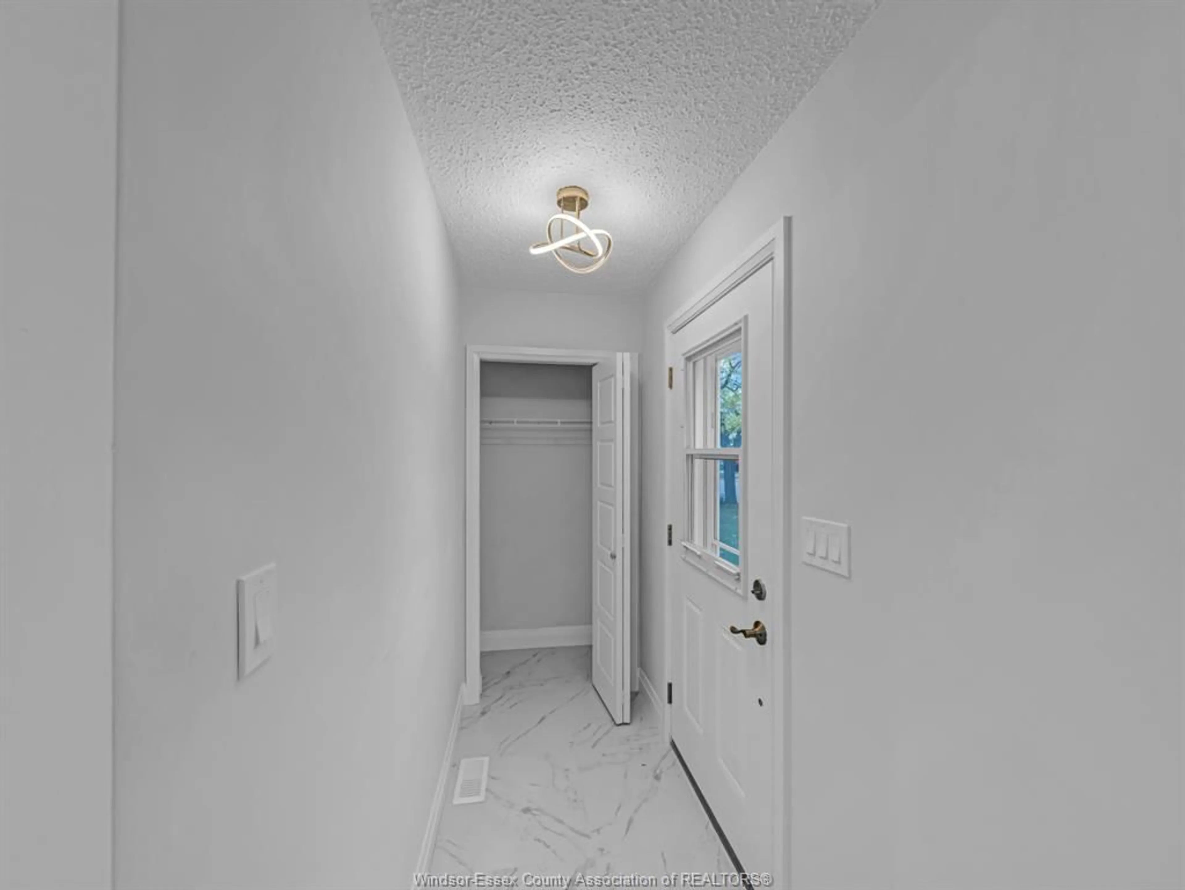 Indoor entryway for 3332 PINEVIEW Cres, Windsor Ontario N8R 2A7