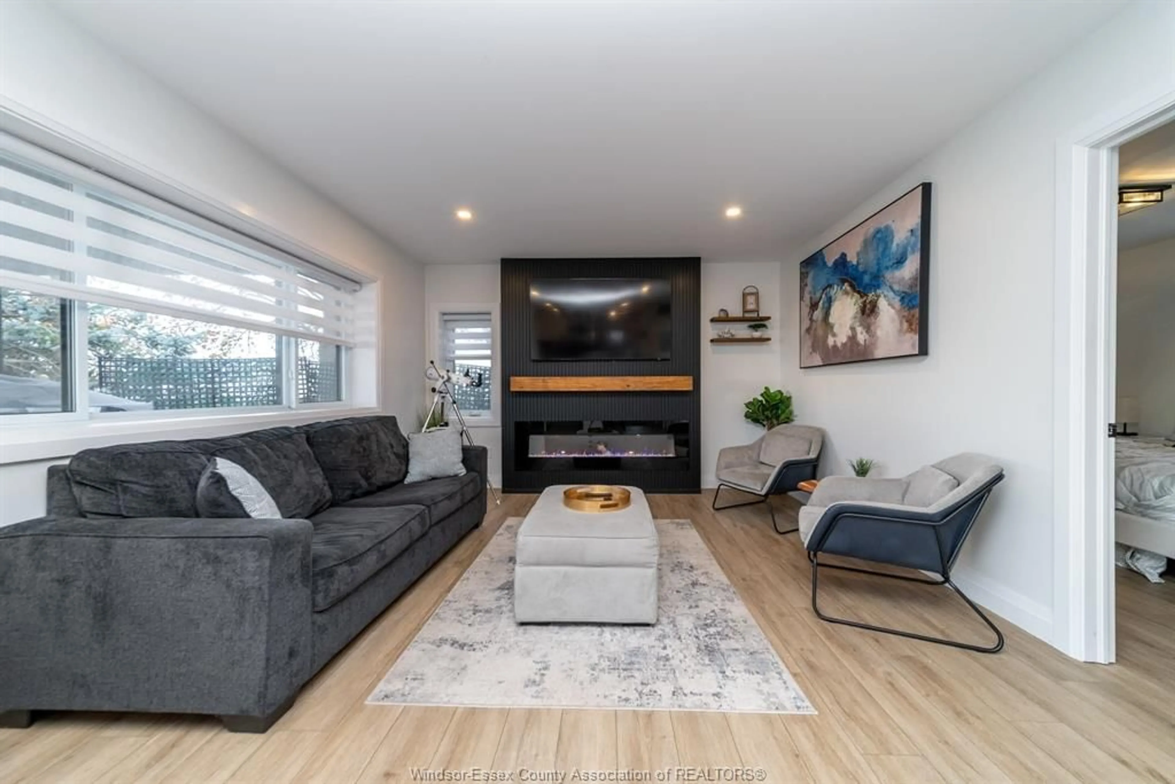 Living room with furniture, wood/laminate floor for 19 LEVERGOOD LANE, Harrow Ontario N0R 1G0