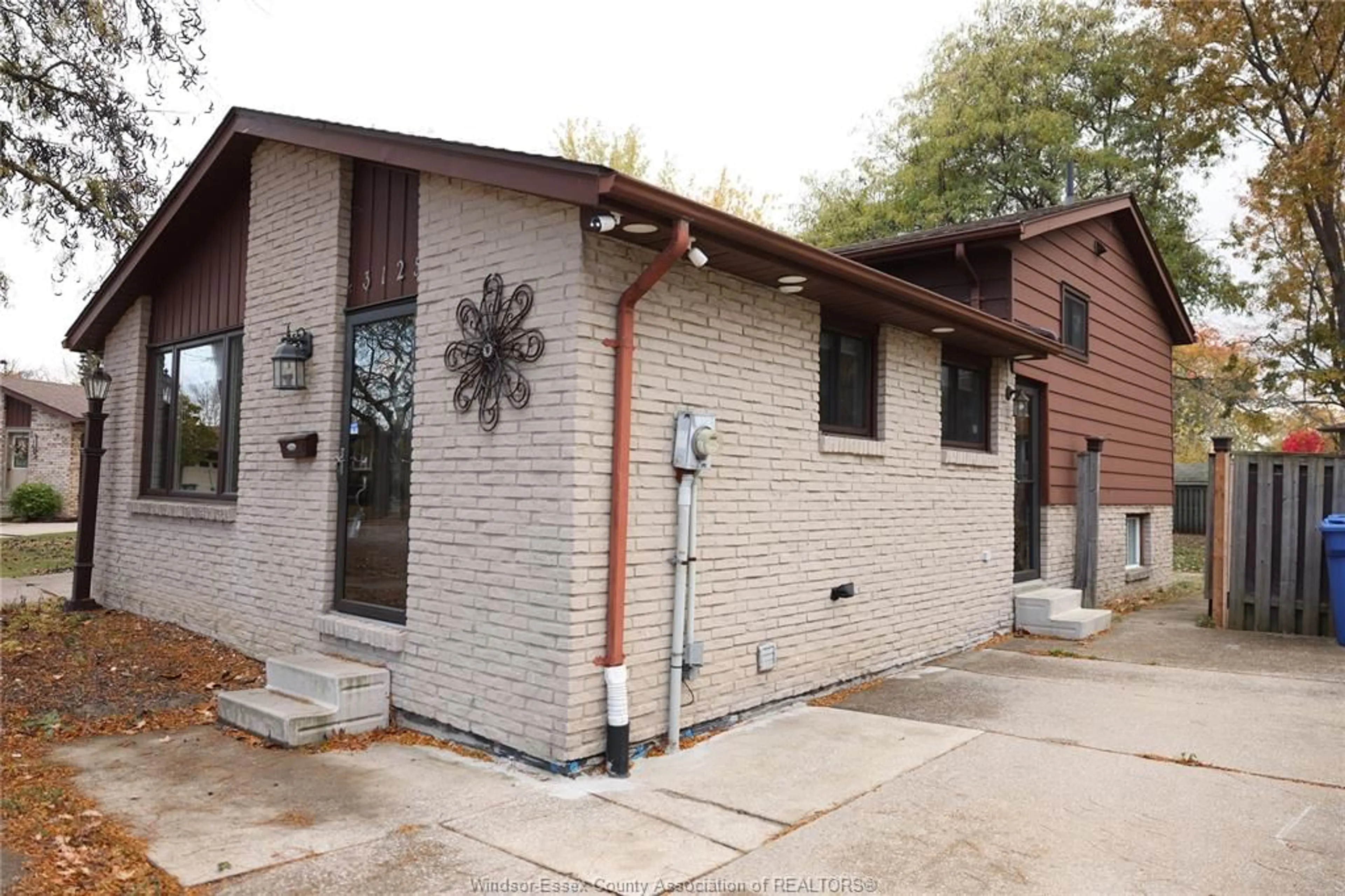Home with brick exterior material, building for 3125 LOCUST Crt, Windsor Ontario N8R 2B1