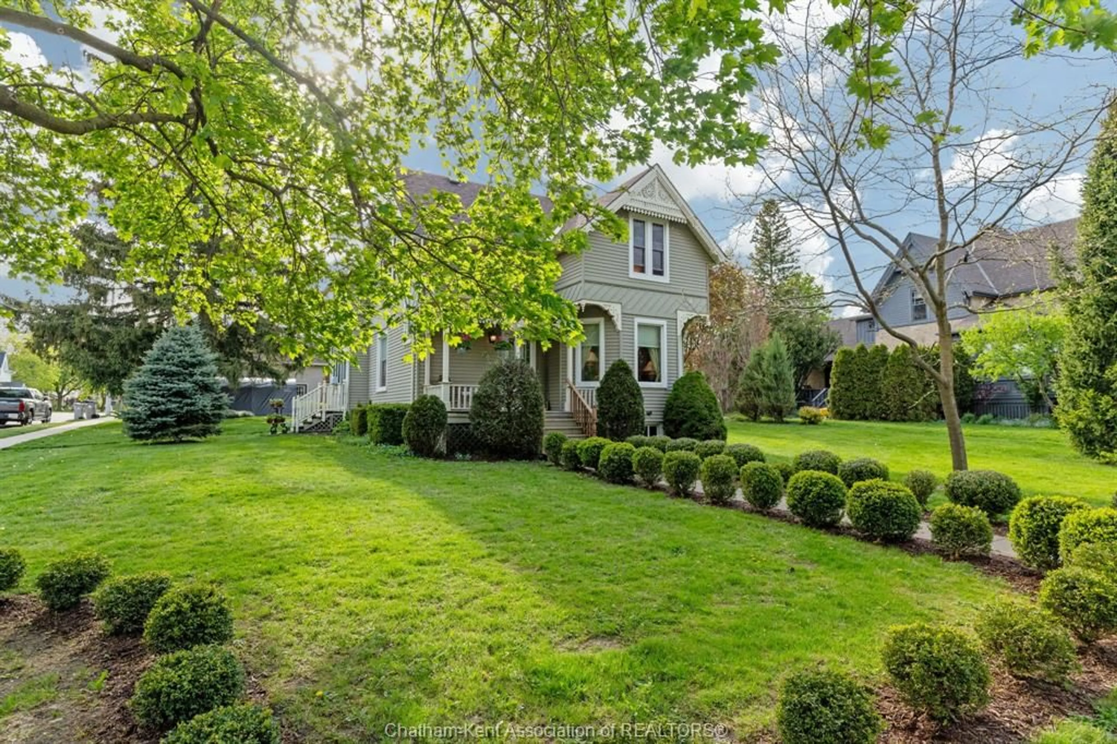 A pic from outside/outdoor area/front of a property/back of a property/a pic from drone, street for 32 St Andrew St, St. Mary's Ontario N4X 1B2