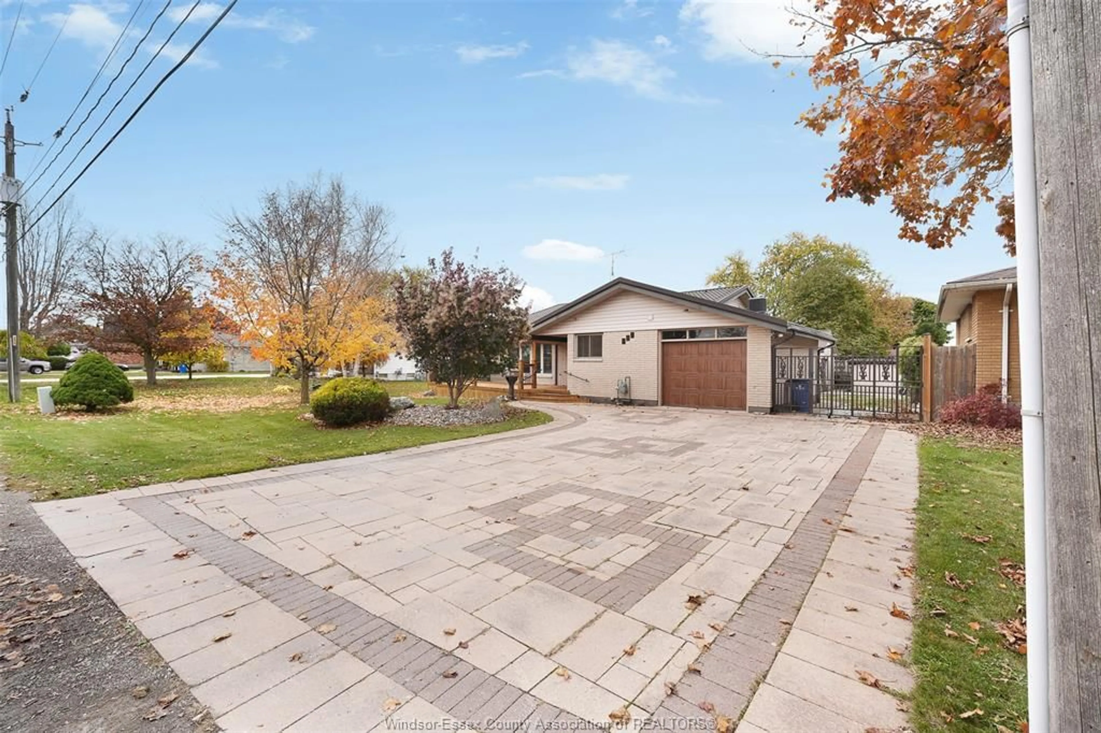 A pic from outside/outdoor area/front of a property/back of a property/a pic from drone, street for 809 NELSON St, Wallaceburg Ontario N8A 4R1