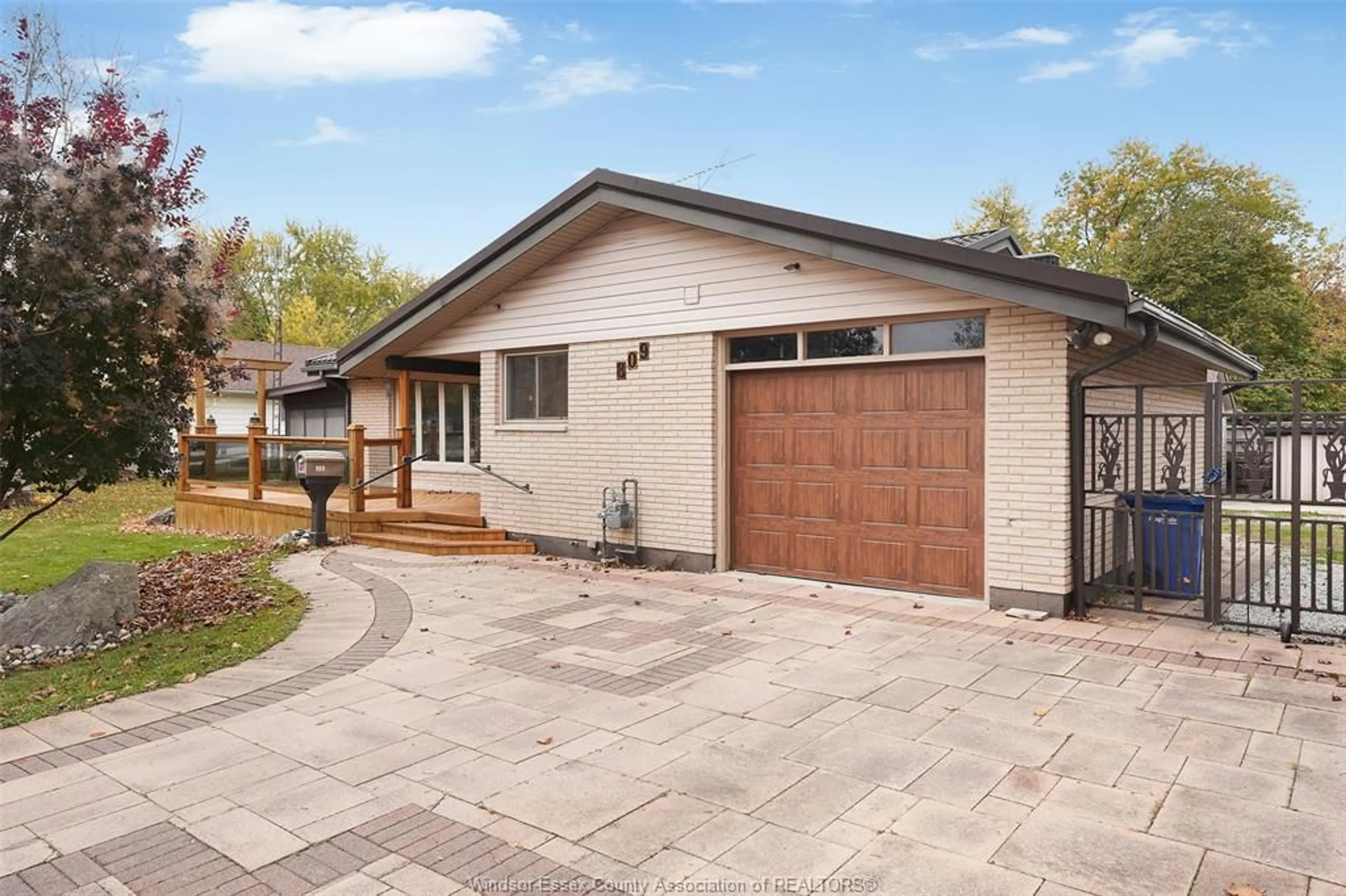 Home with brick exterior material, street for 809 NELSON St, Wallaceburg Ontario N8A 4R1