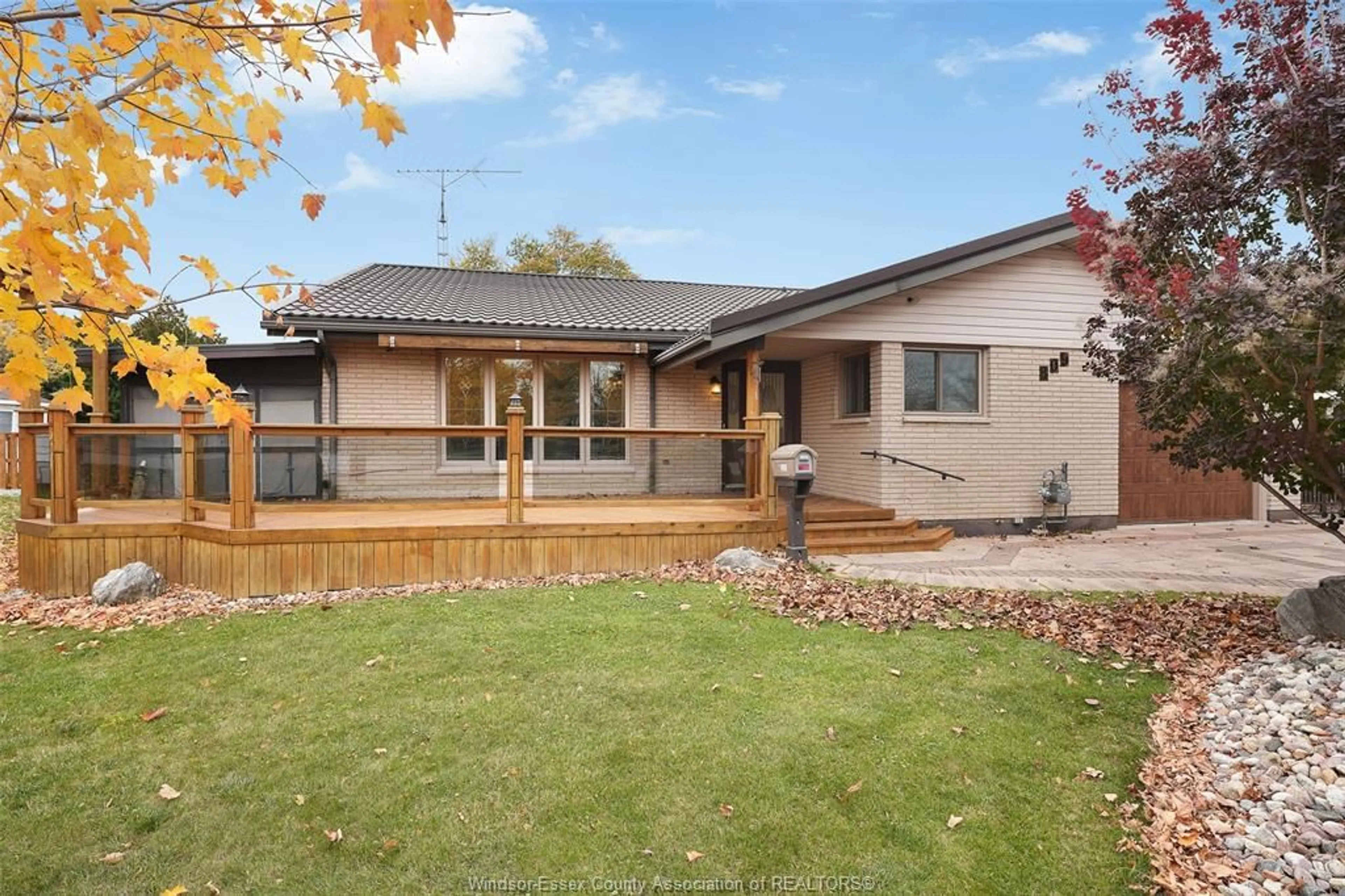 Home with brick exterior material, street for 809 NELSON St, Wallaceburg Ontario N8A 4R1