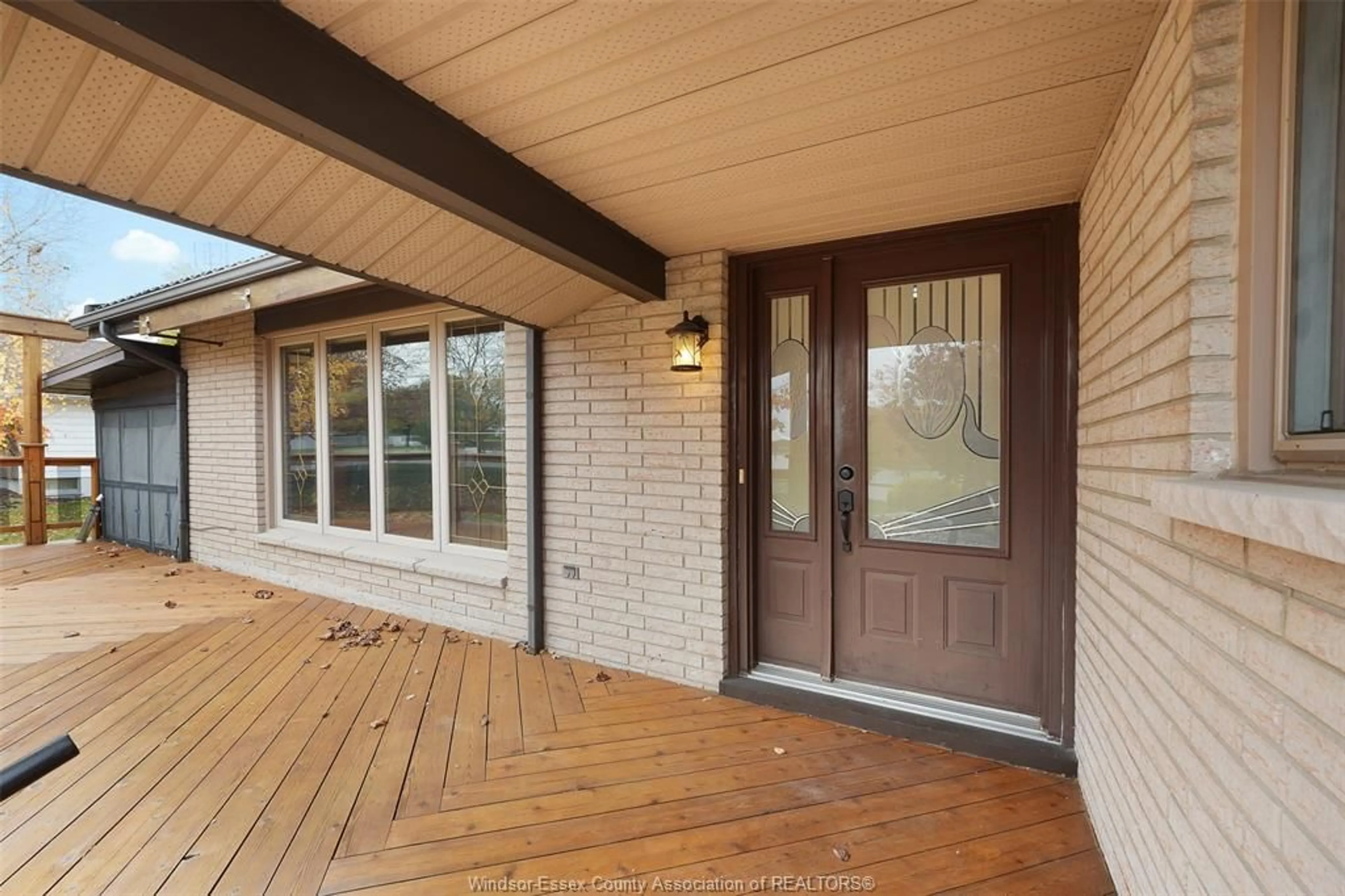 Indoor entryway for 809 NELSON St, Wallaceburg Ontario N8A 4R1