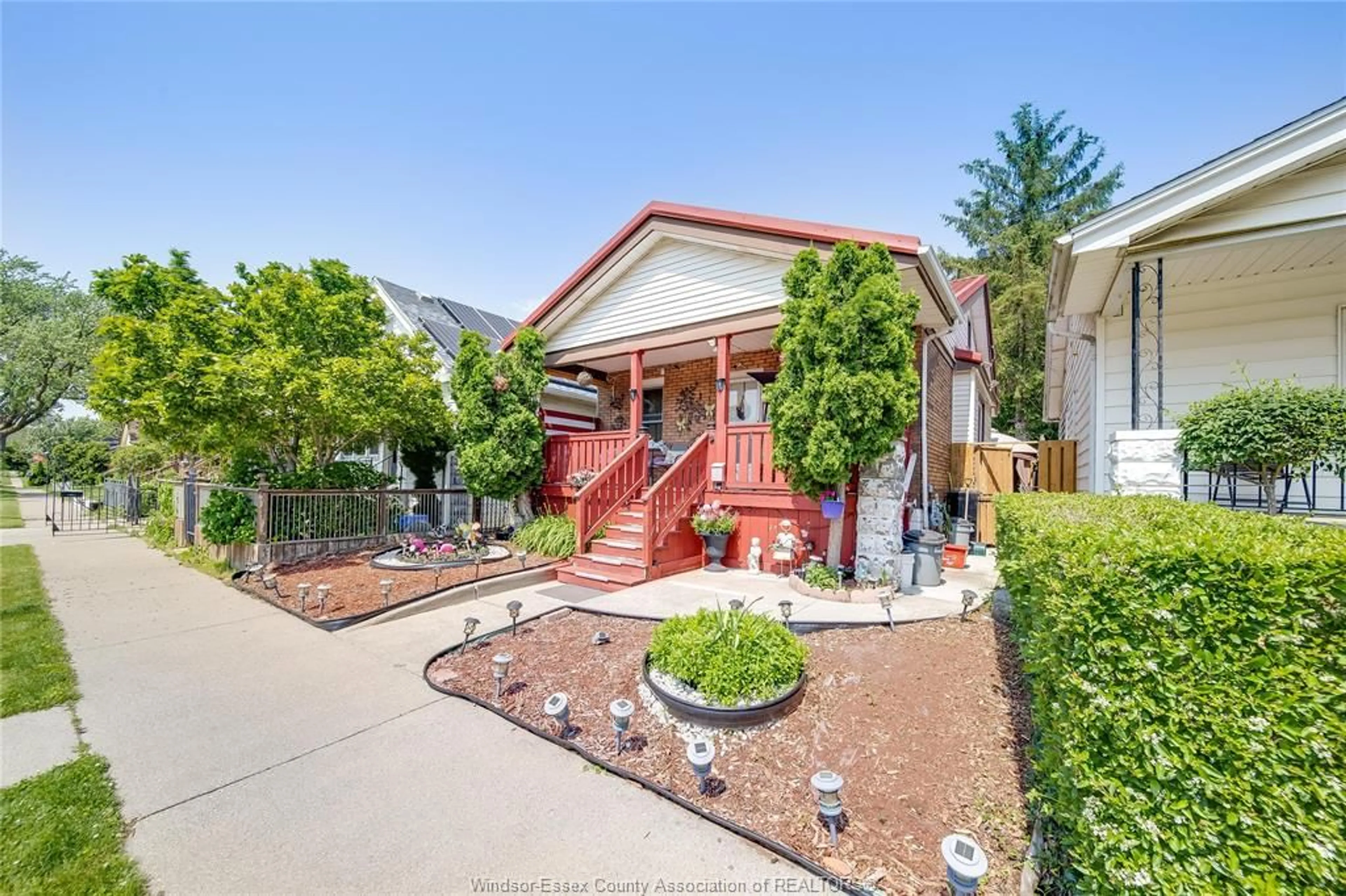 A pic from outside/outdoor area/front of a property/back of a property/a pic from drone, street for 1054 OAK St, Windsor Ontario N9A 5G4