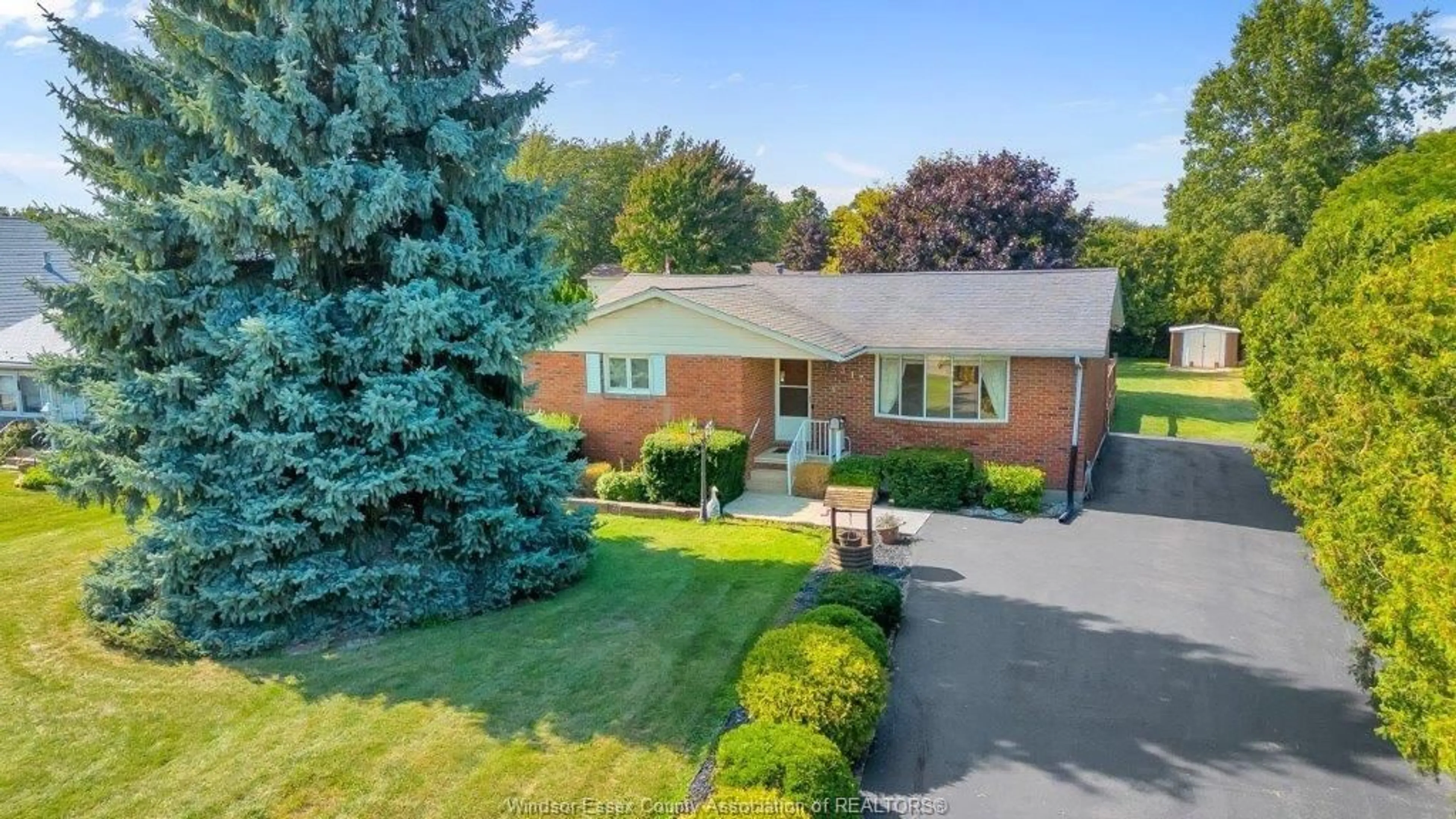 A pic from outside/outdoor area/front of a property/back of a property/a pic from drone, street for 317 VICTORIA Ave, Essex Ontario N8M 1A6