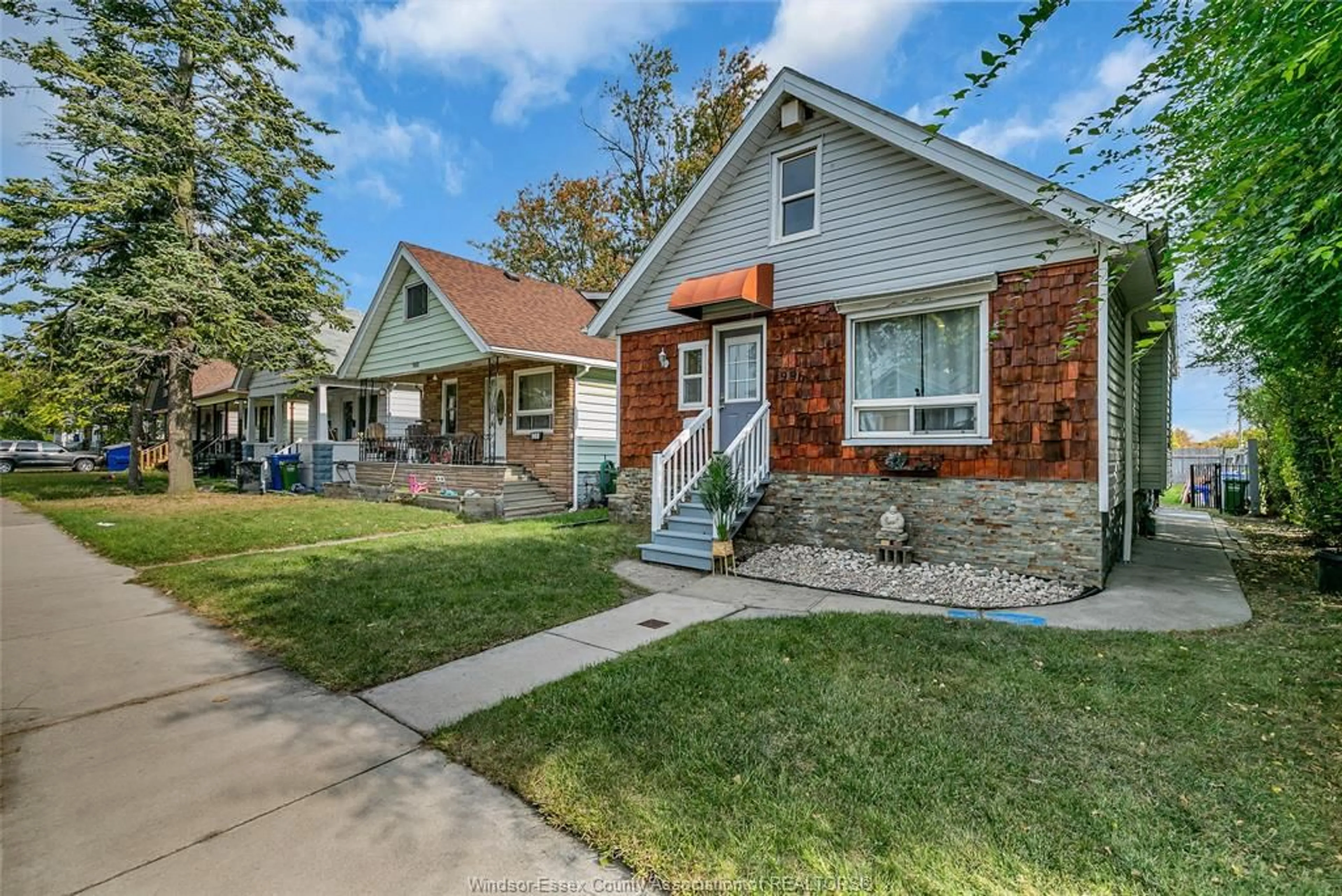 Home with brick exterior material, street for 996 OAK Ave, Windsor Ontario N9A 5G2
