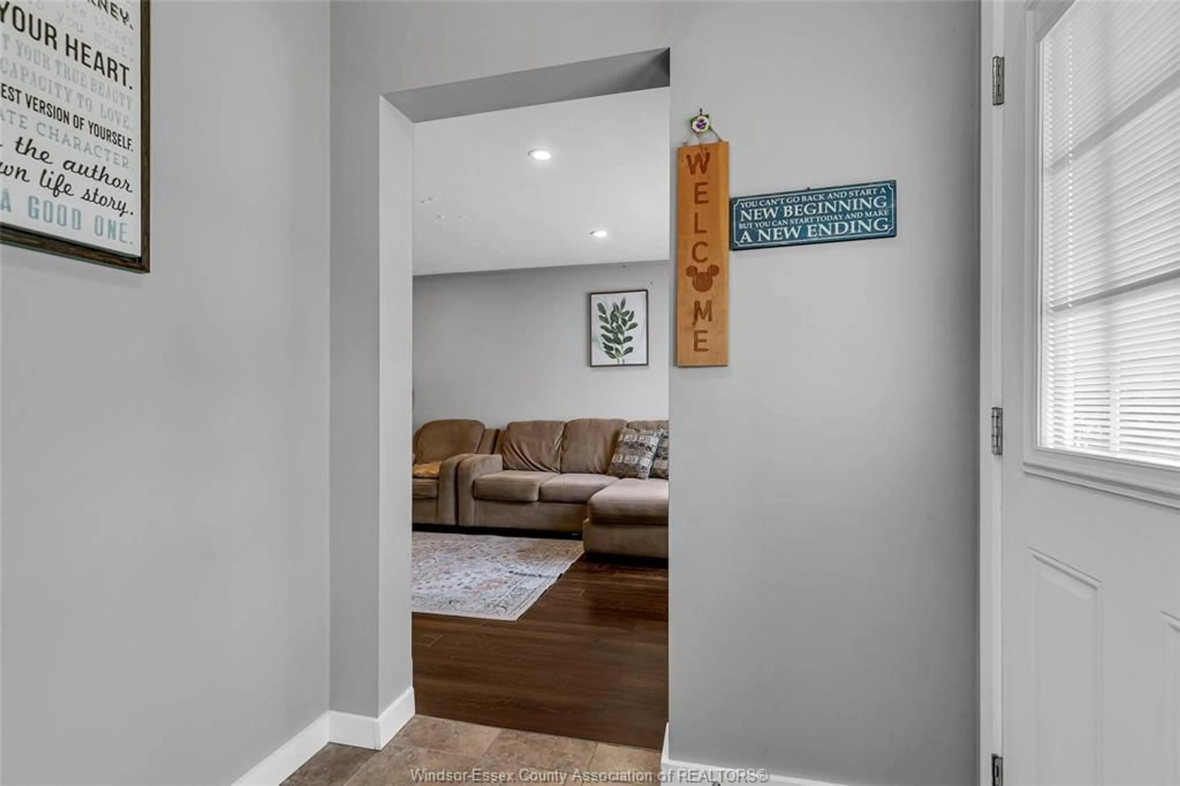 Unknown for 996 OAK Ave, Windsor Ontario N9A 5G2