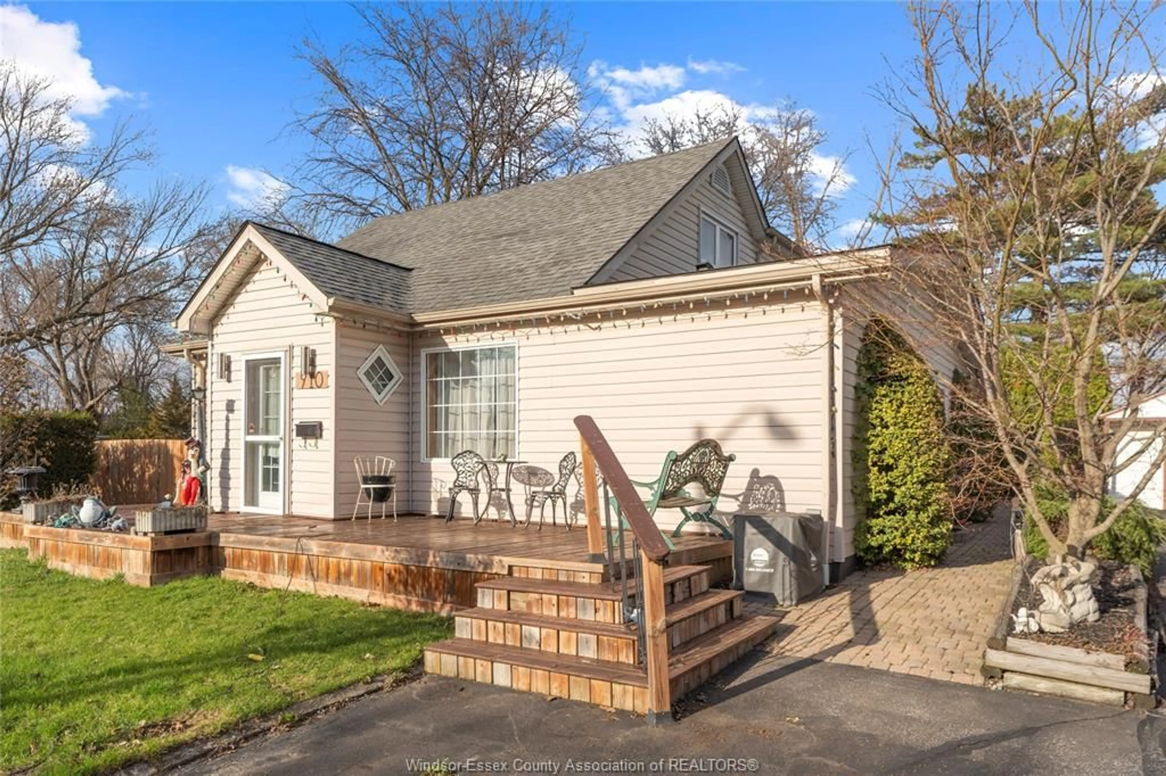 Home with brick exterior material, street for 910 JEFFERSON Blvd, Windsor Ontario N8S 2R1