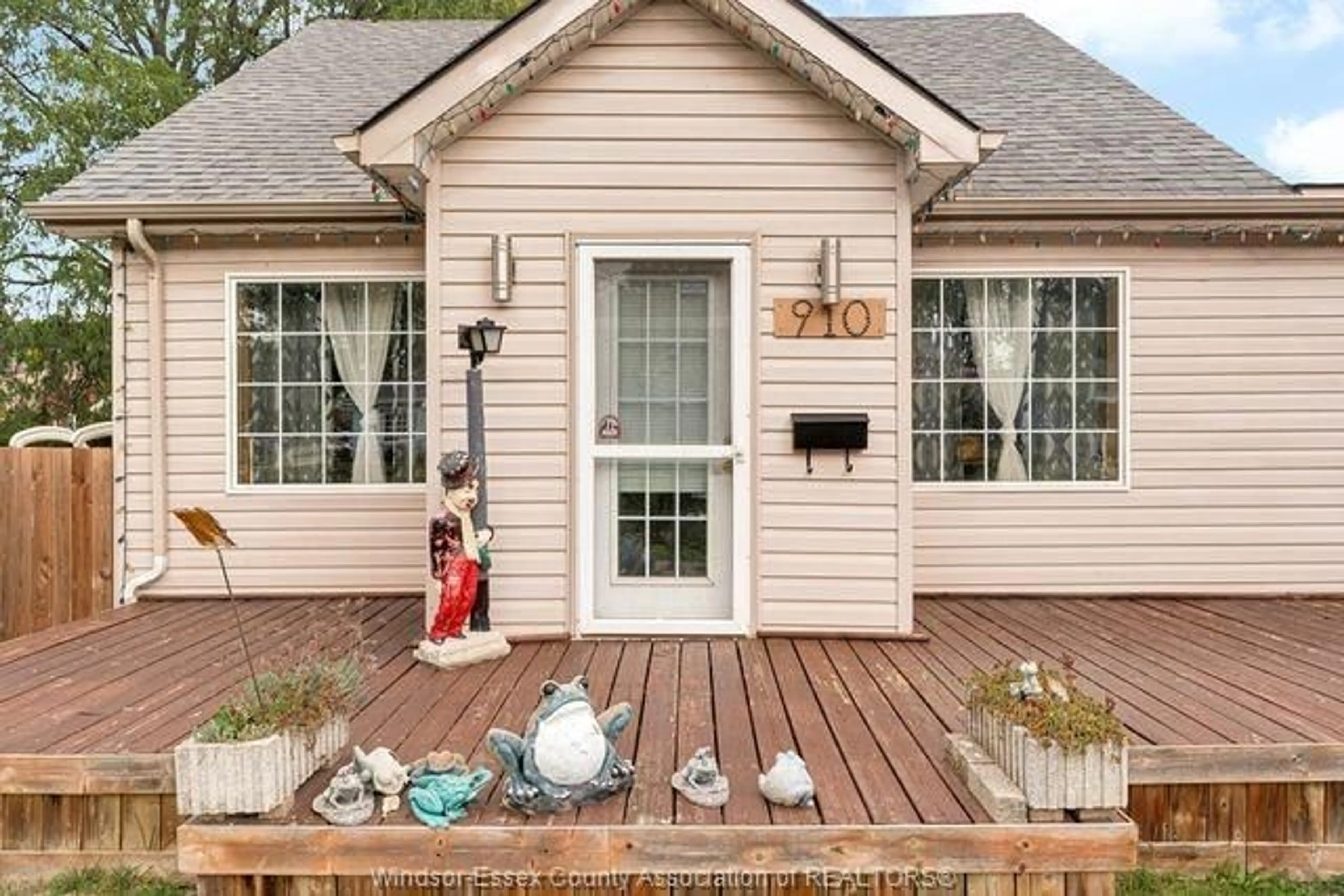 Home with vinyl exterior material, street for 910 JEFFERSON Blvd, Windsor Ontario N8S 2R1