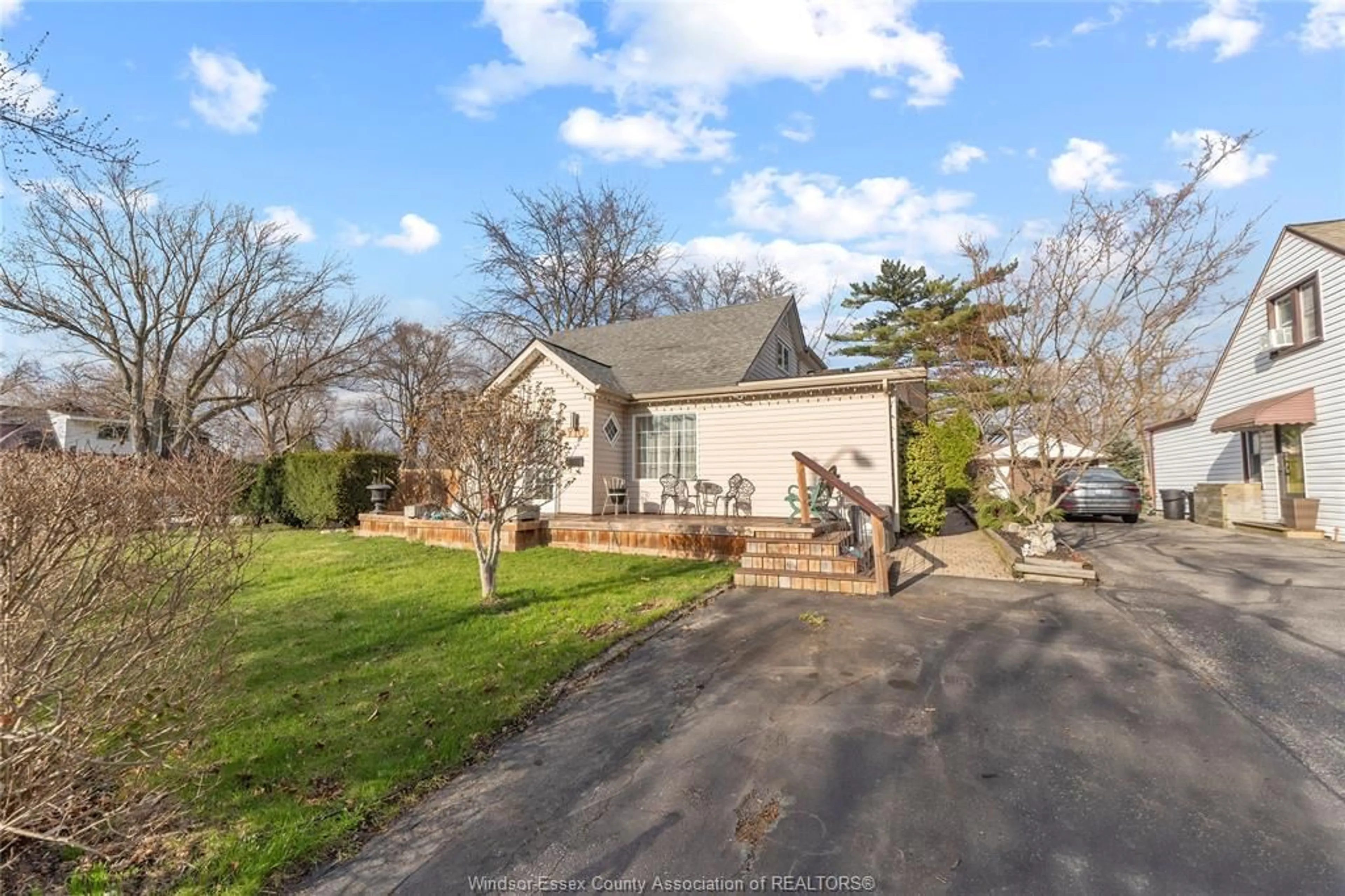 A pic from outside/outdoor area/front of a property/back of a property/a pic from drone, street for 910 JEFFERSON Blvd, Windsor Ontario N8S 2R1