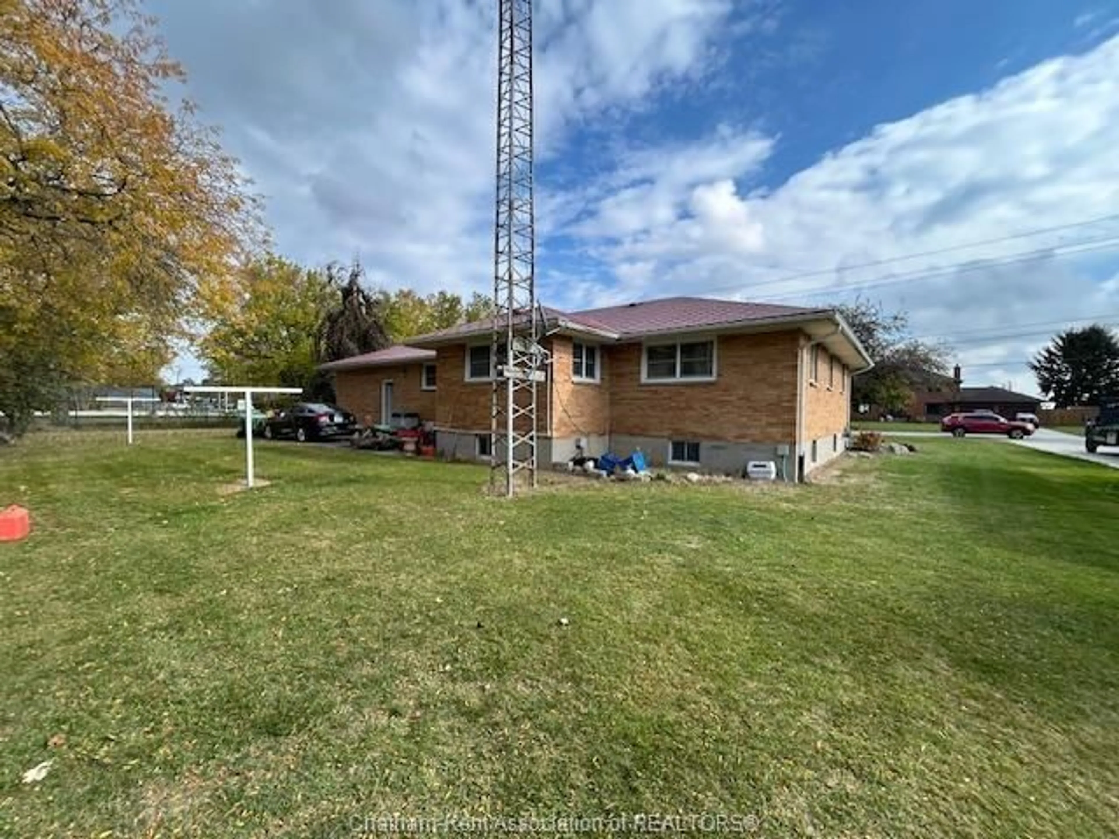A pic from outside/outdoor area/front of a property/back of a property/a pic from drone, building for 523 INDIAN CREEK Rd, Chatham Ontario N7M 5J5