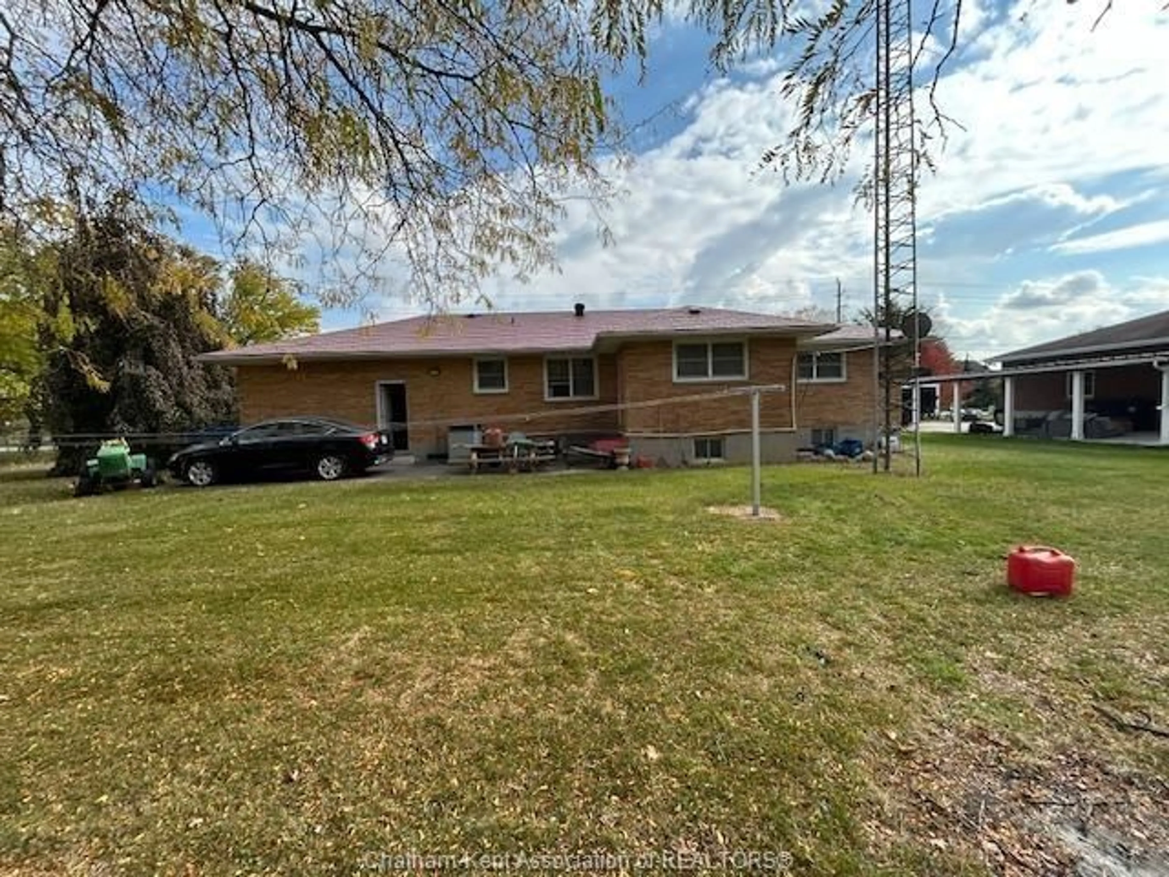 A pic from outside/outdoor area/front of a property/back of a property/a pic from drone, street for 523 INDIAN CREEK Rd, Chatham Ontario N7M 5J5