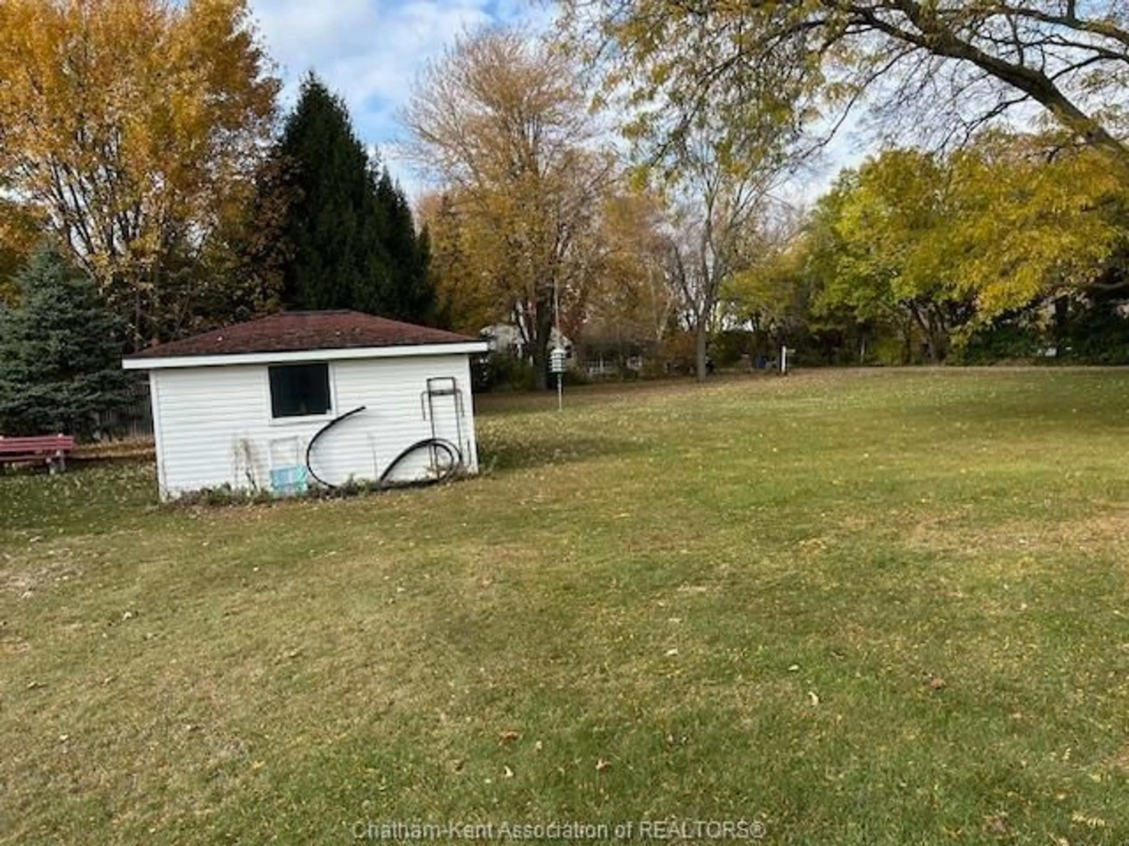 A pic from outside/outdoor area/front of a property/back of a property/a pic from drone, water/lake/river/ocean view for 523 INDIAN CREEK Rd, Chatham Ontario N7M 5J5