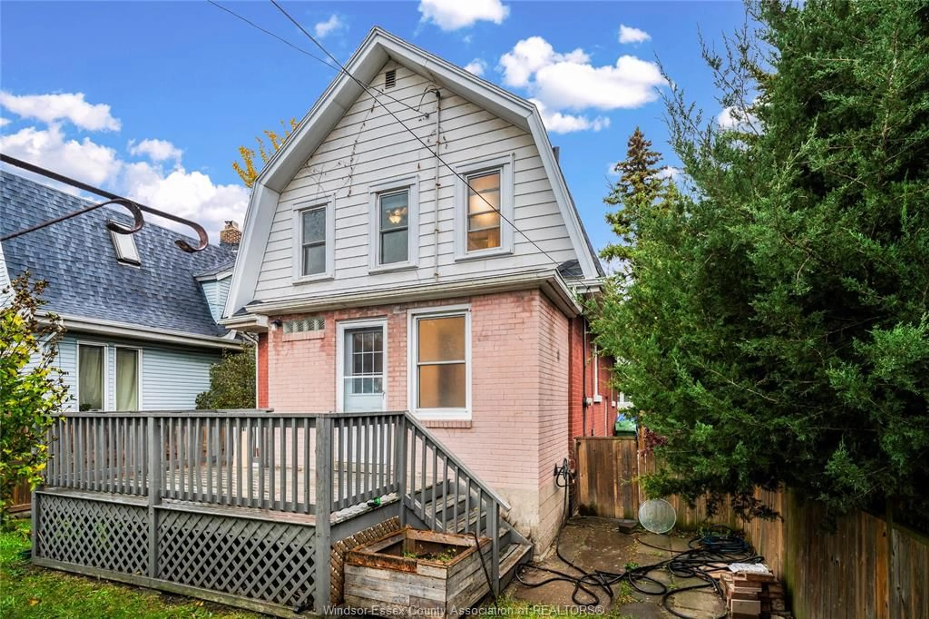 Patio, street for 1752 Oneida Court, Windsor Ontario N8Y 1S8