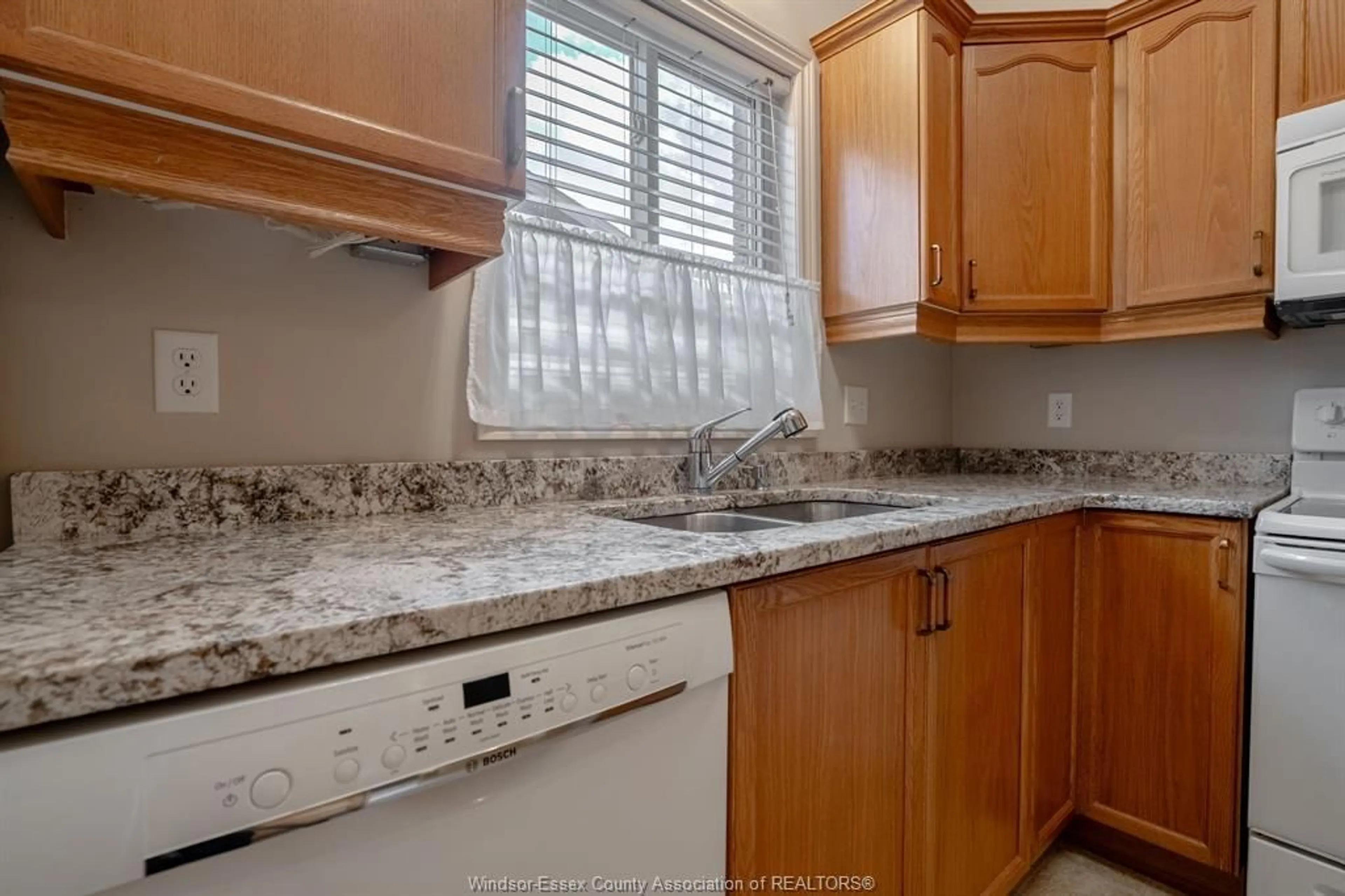 Standard kitchen, ceramic/tile floor for 125 Woodycrest Ave, Kingsville Ontario N9Y 4G3