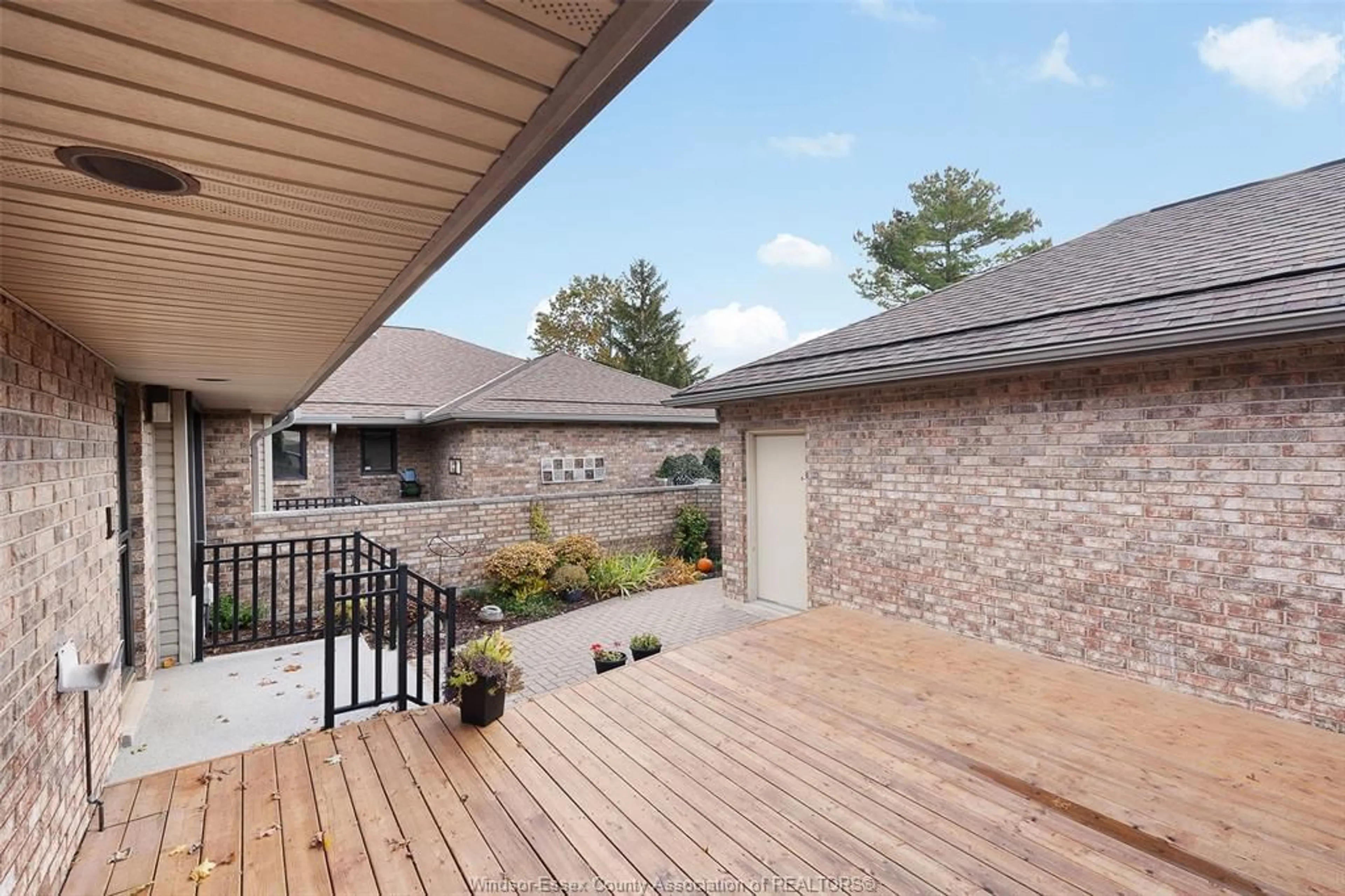 Patio, street for 9720 MENARD, Windsor Ontario N8P 1G6