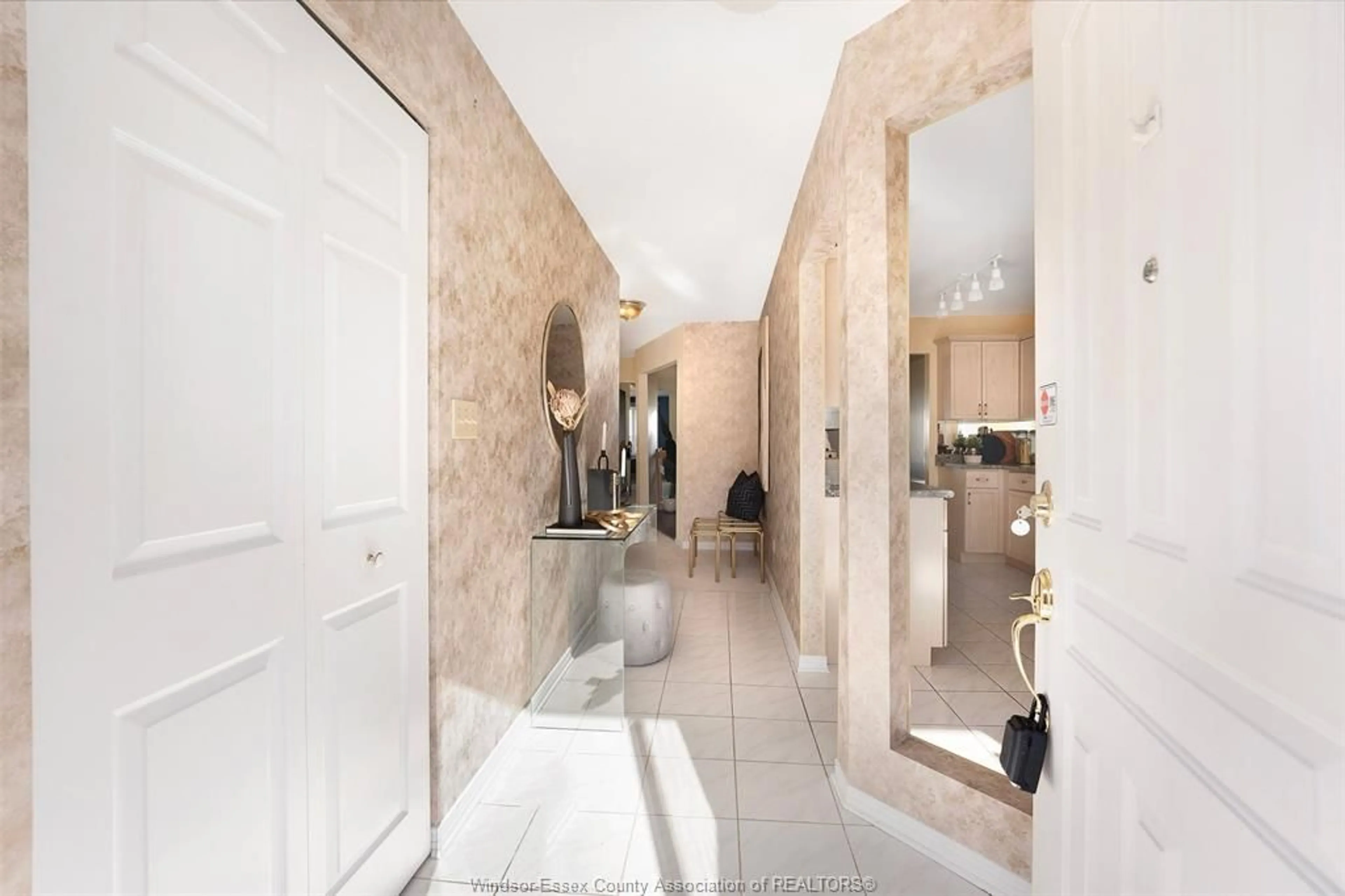 Indoor foyer for 9720 MENARD, Windsor Ontario N8P 1G6