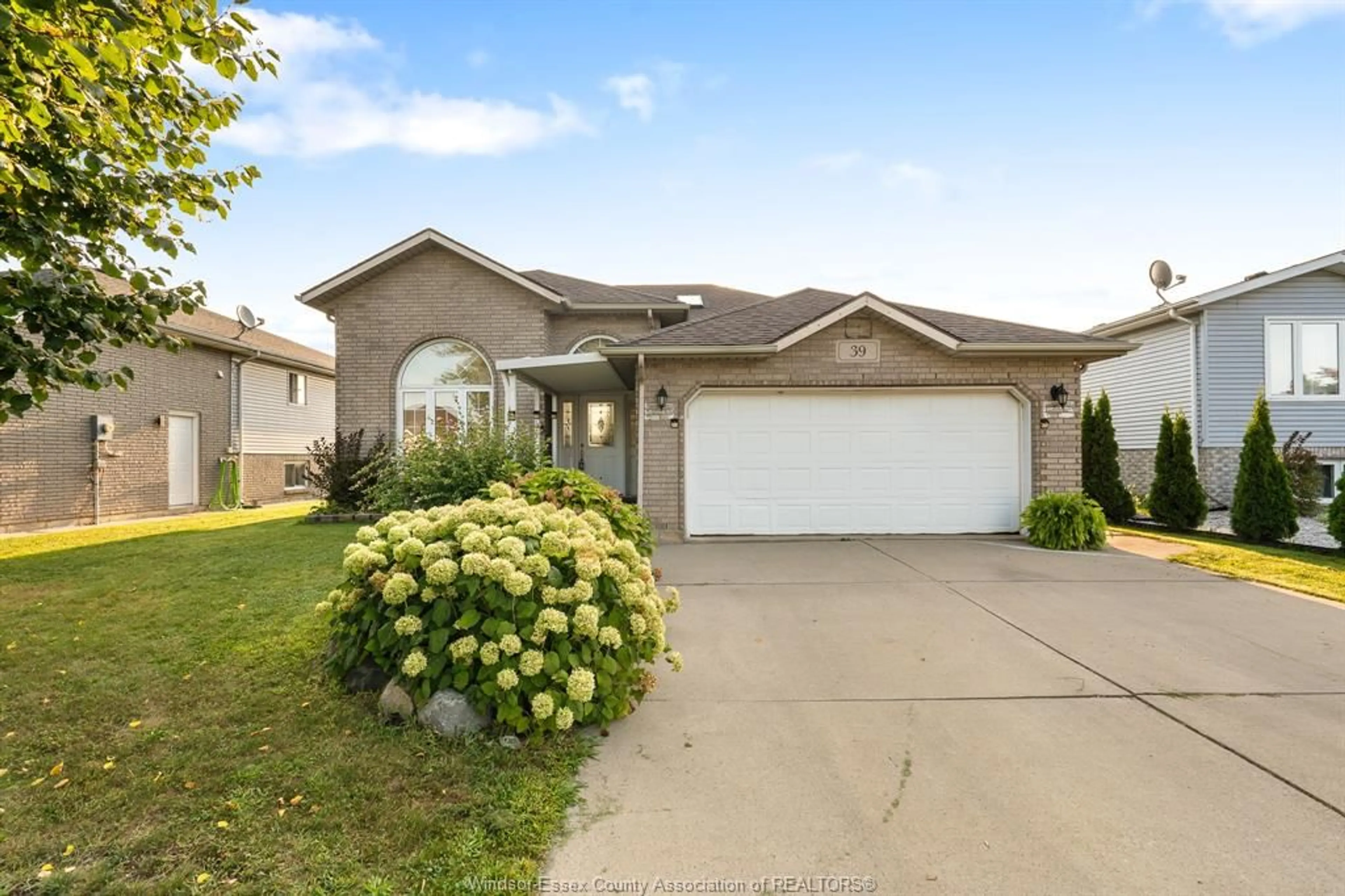 Home with vinyl exterior material, unknown for 39 Sturgeon Meadows, Leamington Ontario N8H 5H5