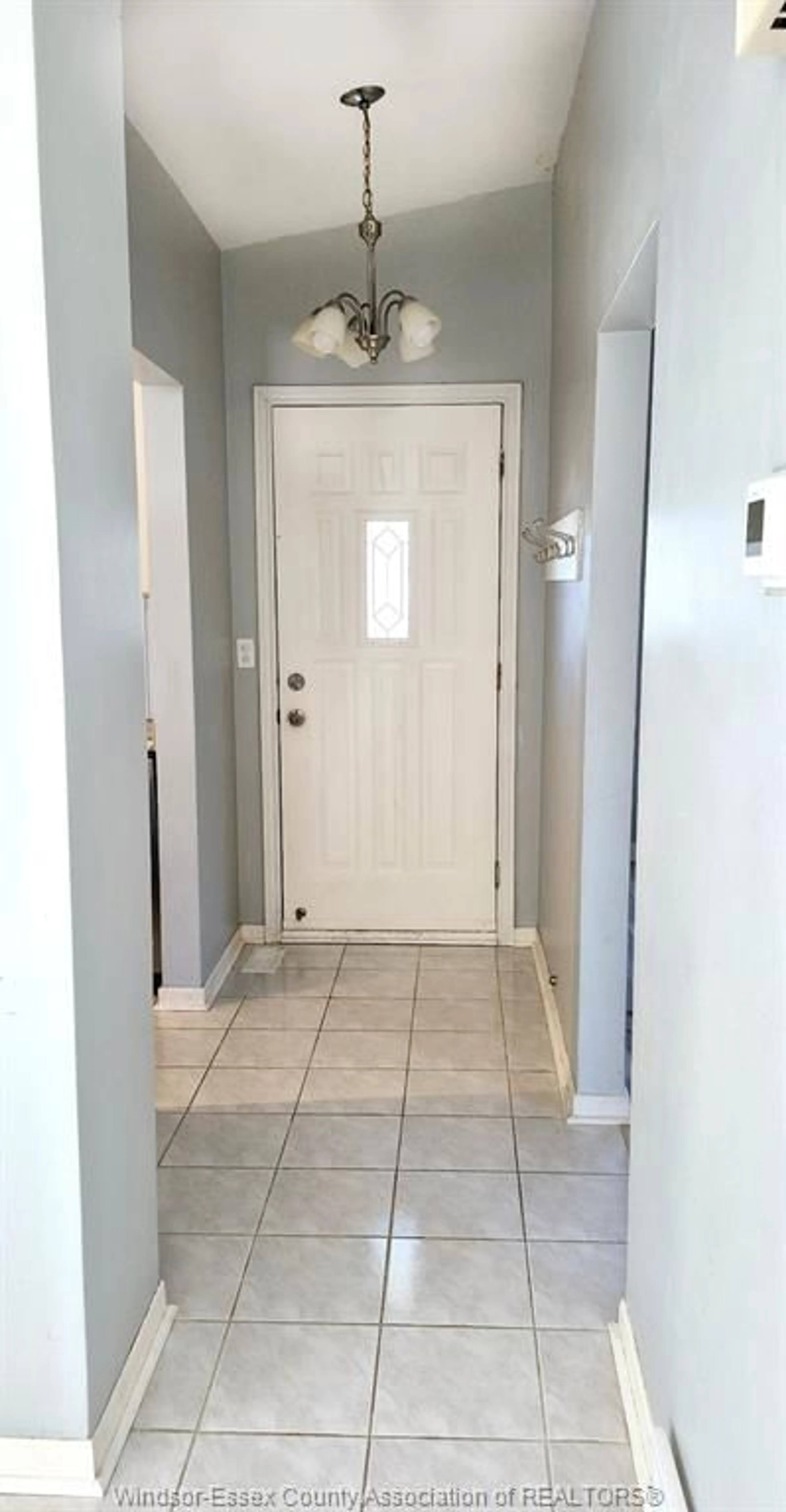 Indoor entryway for 9435 RIDGE Rd, Windsor Ontario N8R 1G5