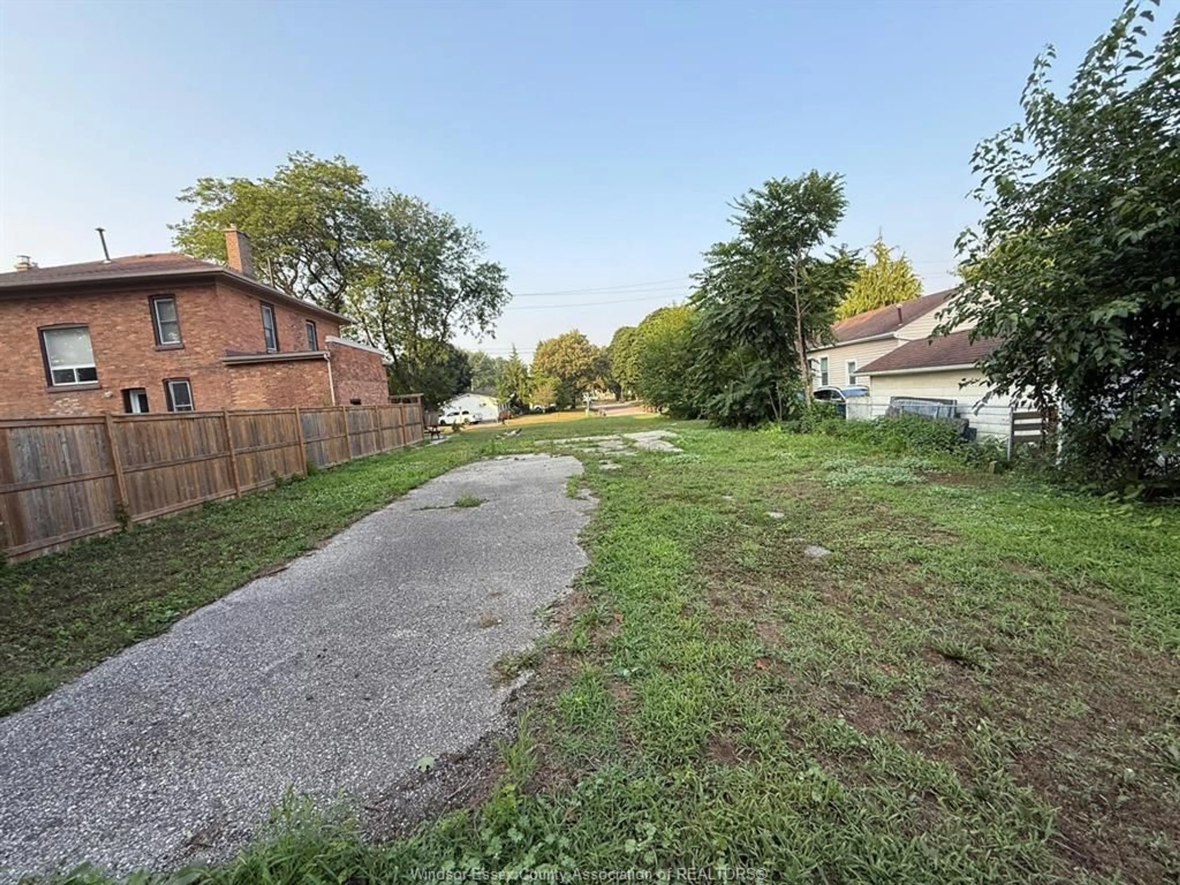 A pic from outside/outdoor area/front of a property/back of a property/a pic from drone, street for 138 PARK Lane, Chatham Ontario N7M 4Y3