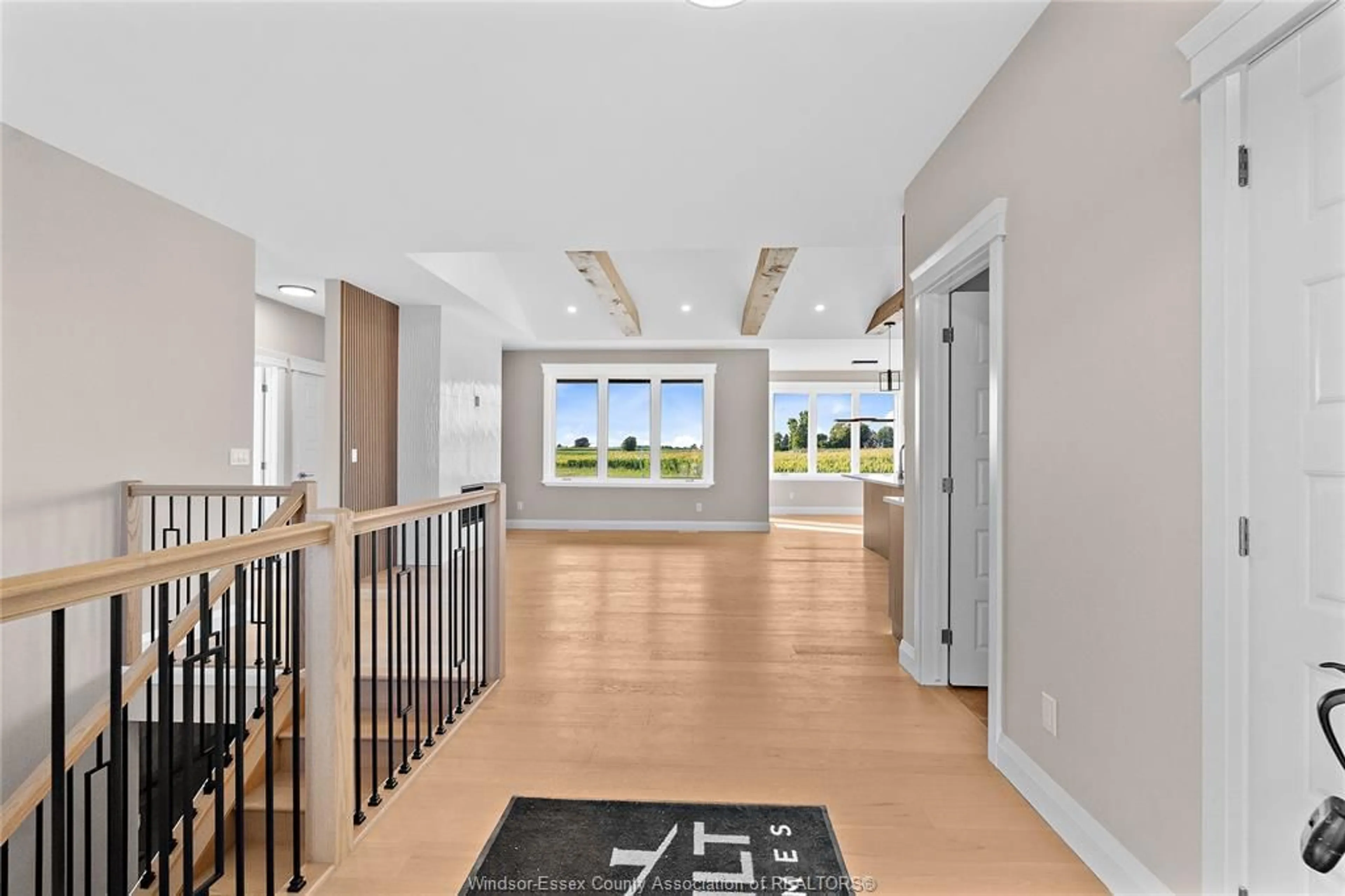 Indoor foyer for 135 VALENCIA Dr, Chatham Ontario N7L 0H3