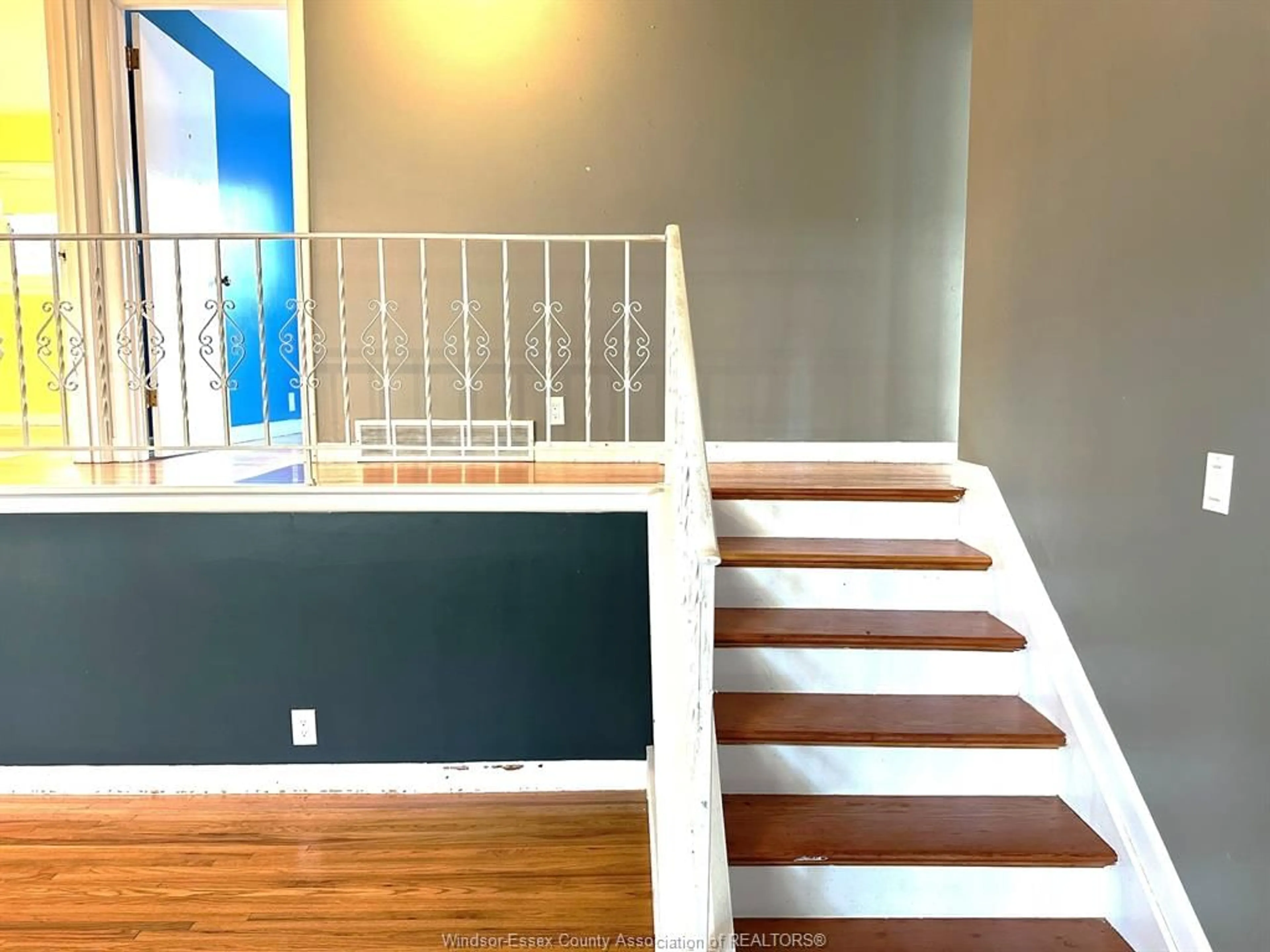 Indoor entryway for 3551 WOODLAND, Windsor Ontario N9E 1Z9