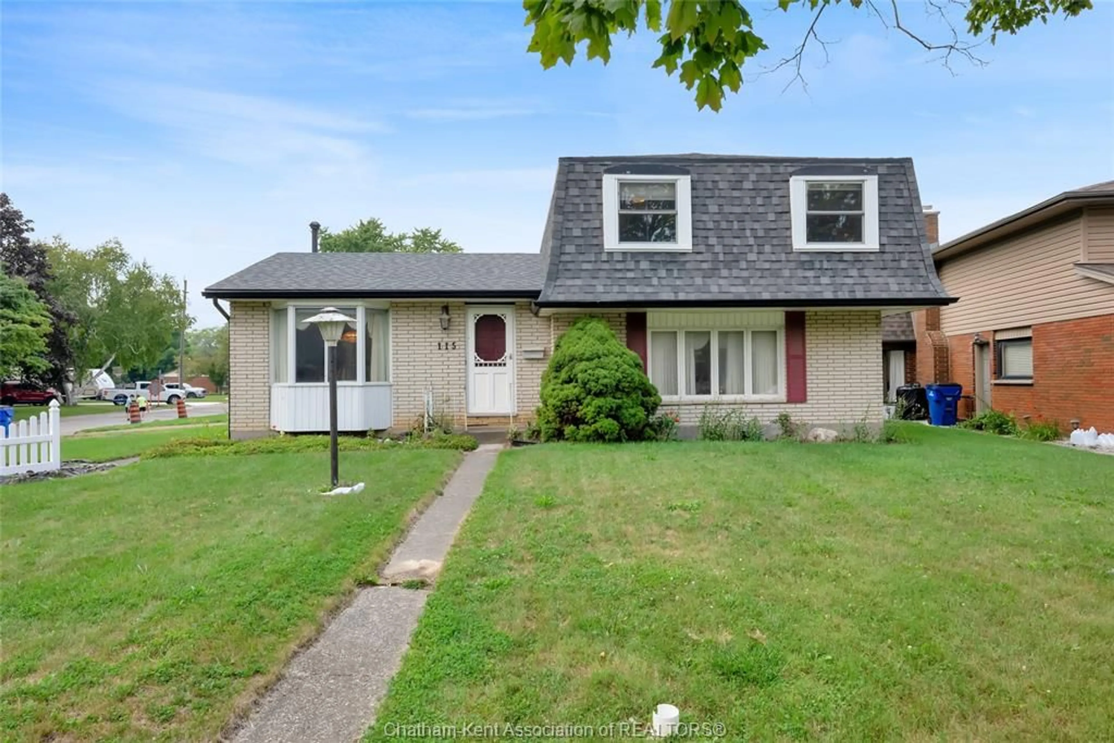 Home with vinyl exterior material, street for 115 Parkwood Dr, Chatham Ontario N7M 2B1