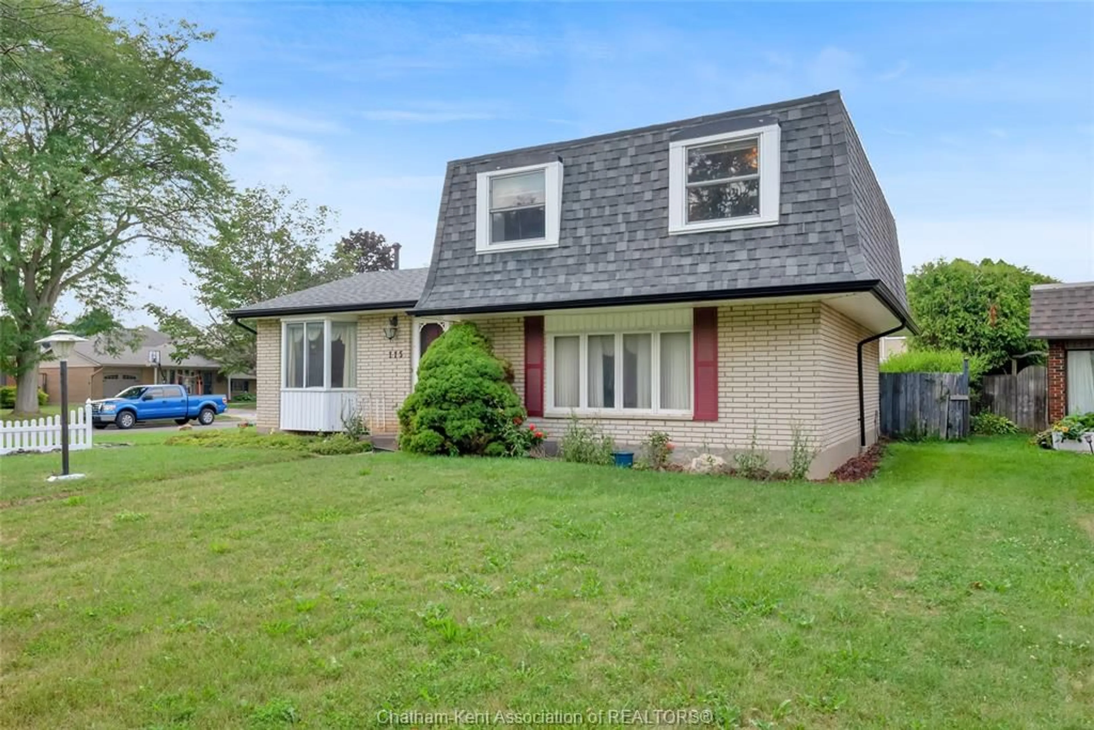 Home with vinyl exterior material, street for 115 Parkwood Dr, Chatham Ontario N7M 2B1