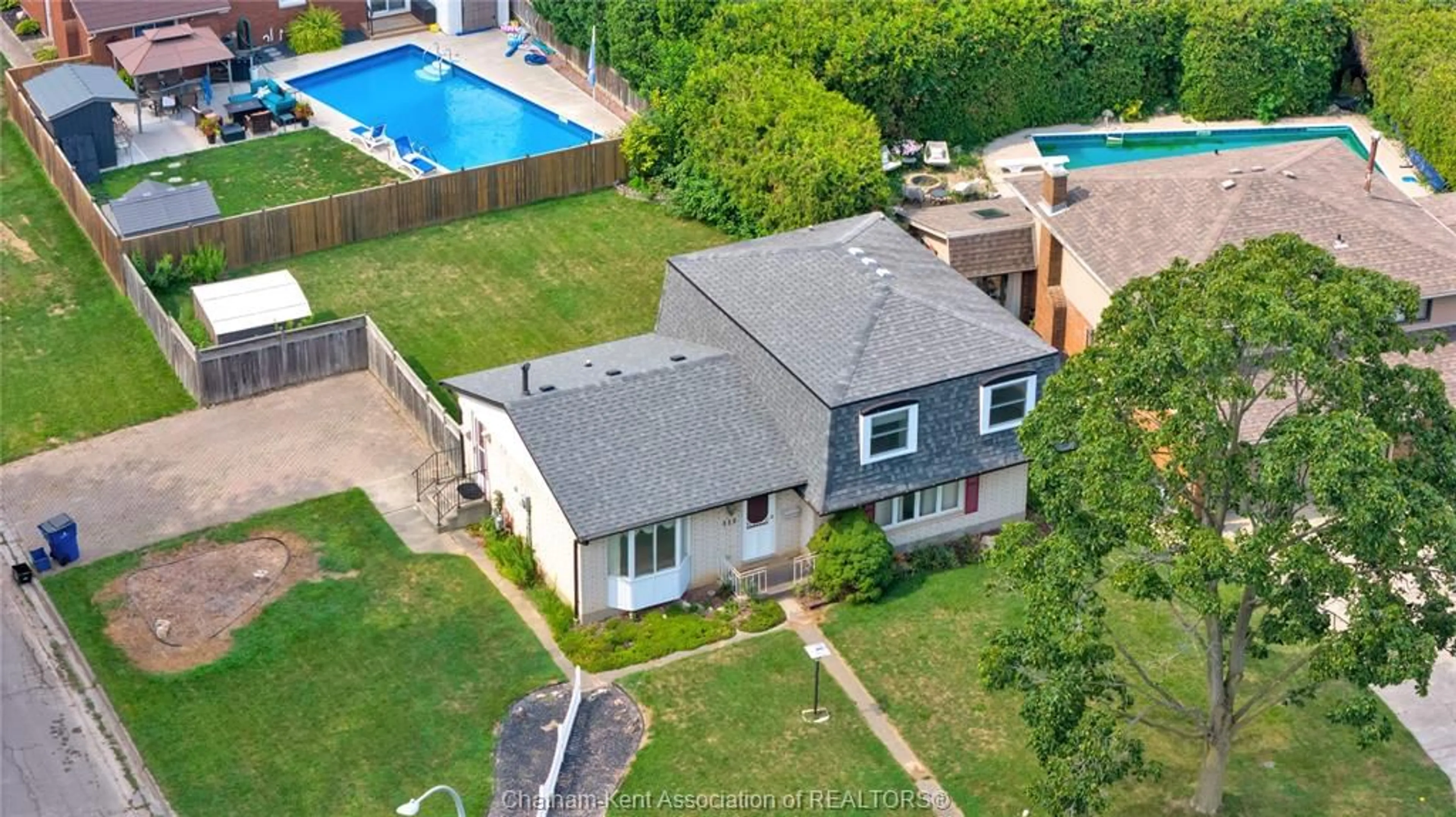 A pic from outside/outdoor area/front of a property/back of a property/a pic from drone, street for 115 Parkwood Dr, Chatham Ontario N7M 2B1
