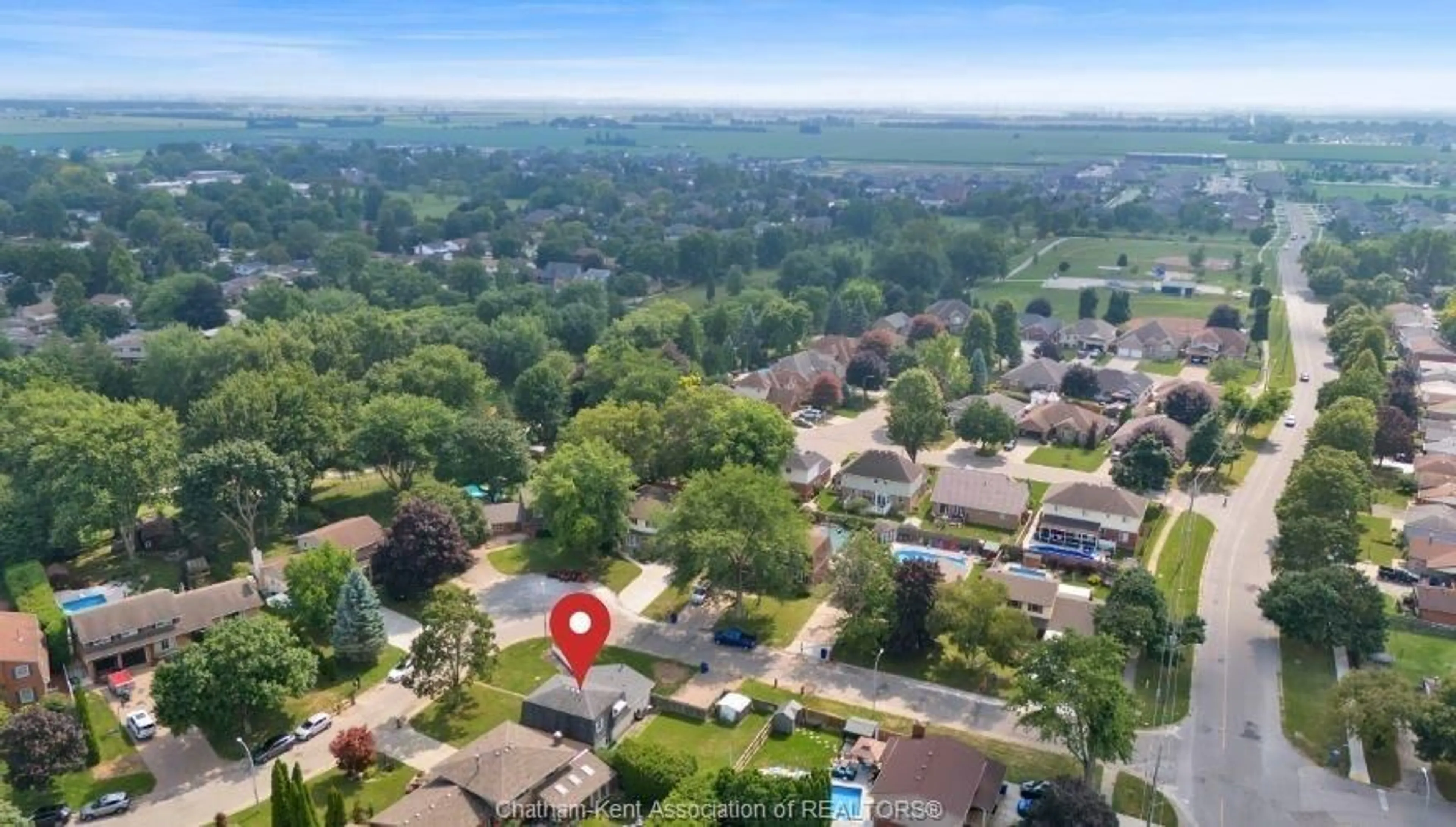 A pic from outside/outdoor area/front of a property/back of a property/a pic from drone, street for 115 Parkwood Dr, Chatham Ontario N7M 2B1
