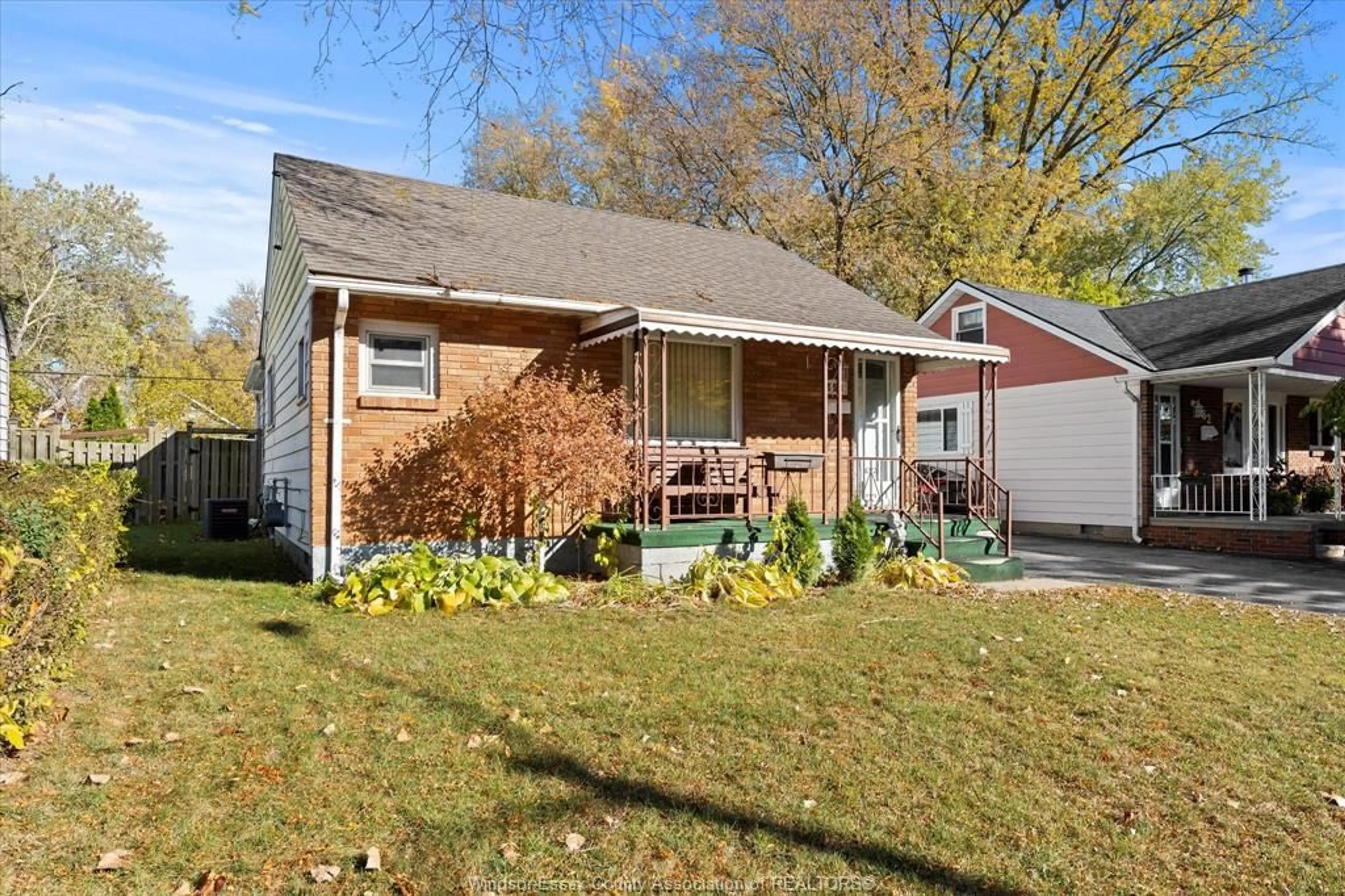 Home with vinyl exterior material, street for 958 PARTINGTON Ave, Windsor Ontario N9B 2P2