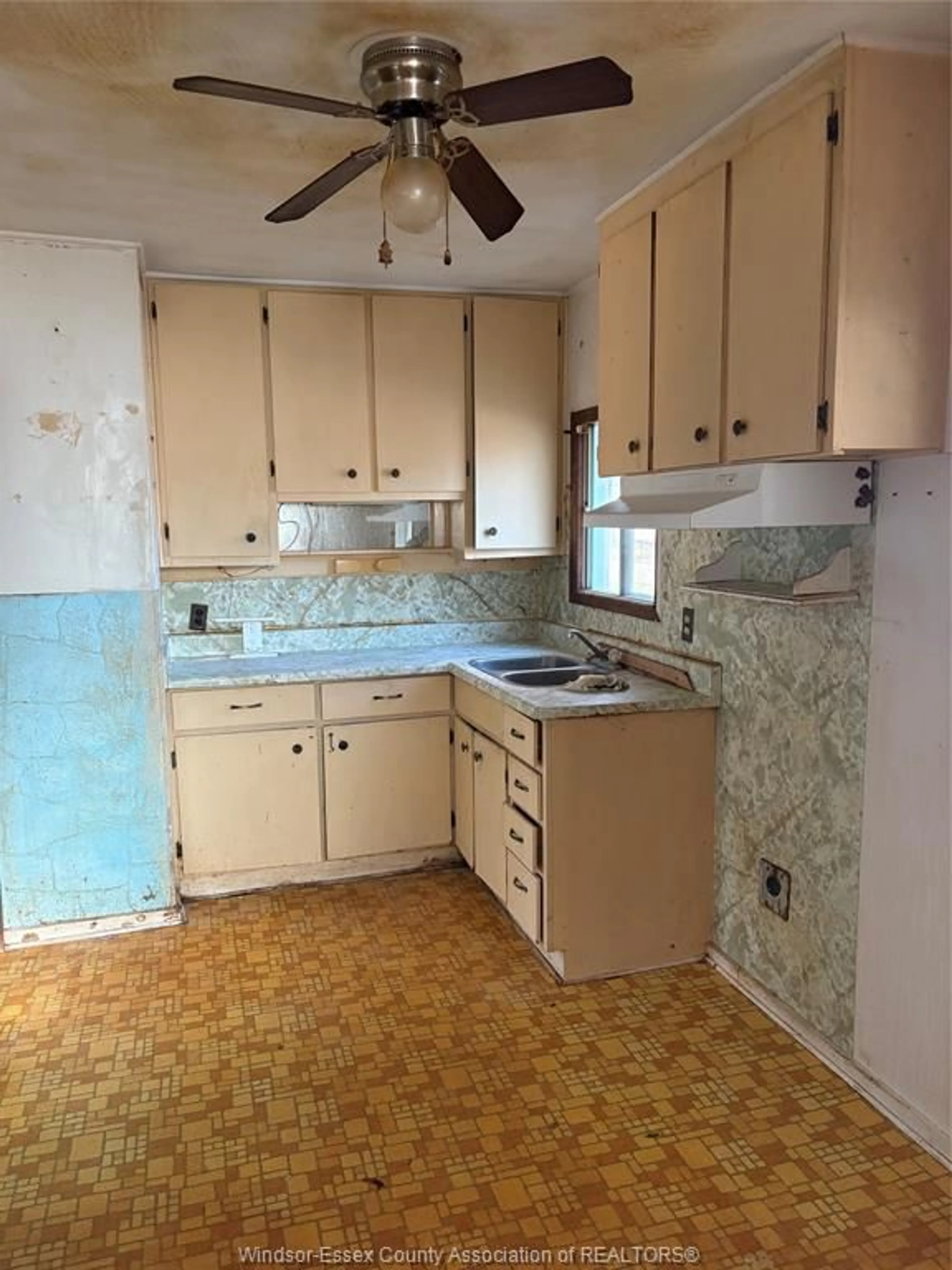 Standard kitchen, unknown for 1327 Tourangeau, Windsor Ontario N8Y 4J1