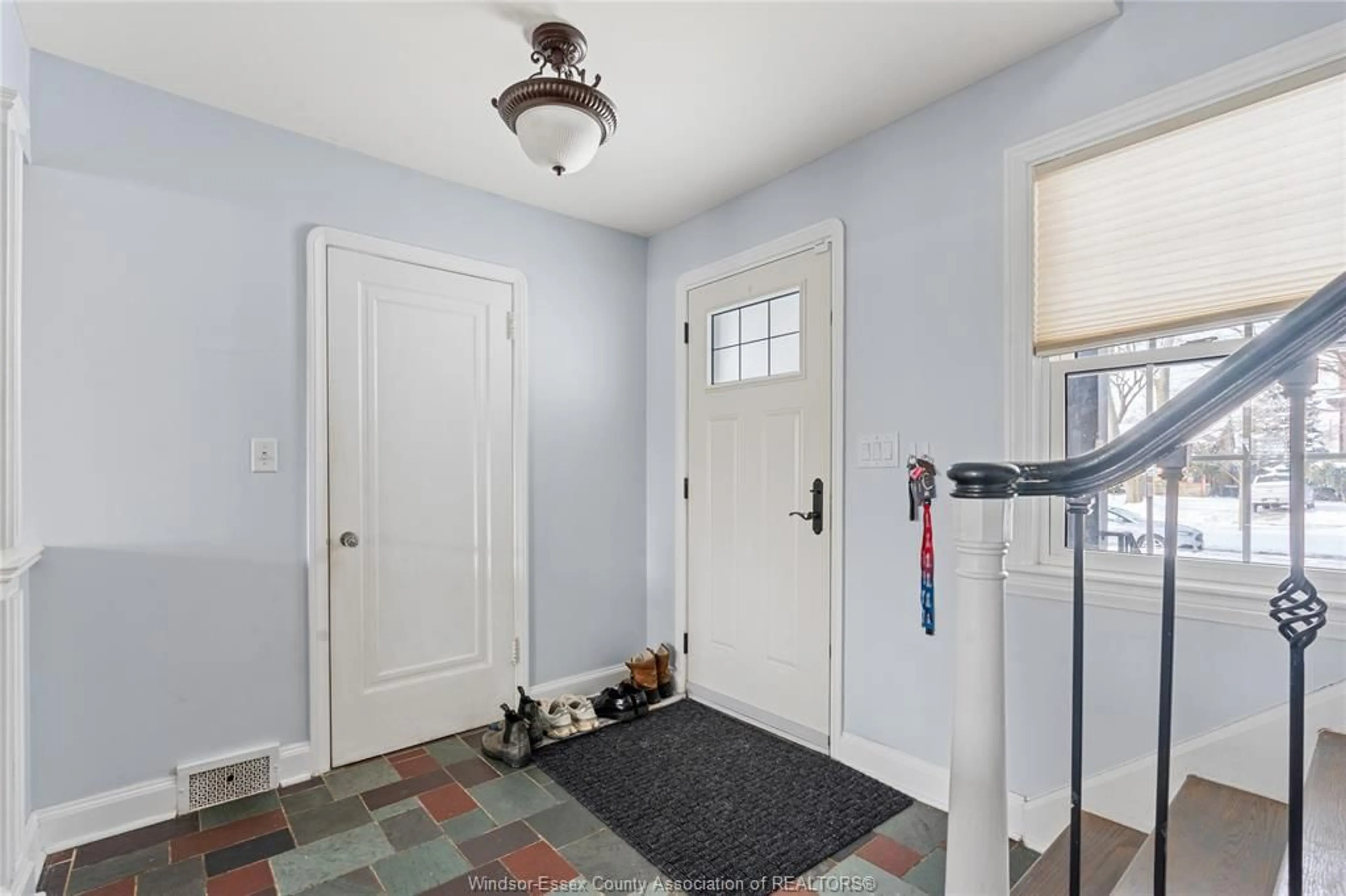 Indoor entryway for 282 ROSSINI, Windsor Ontario N8N 2Z1