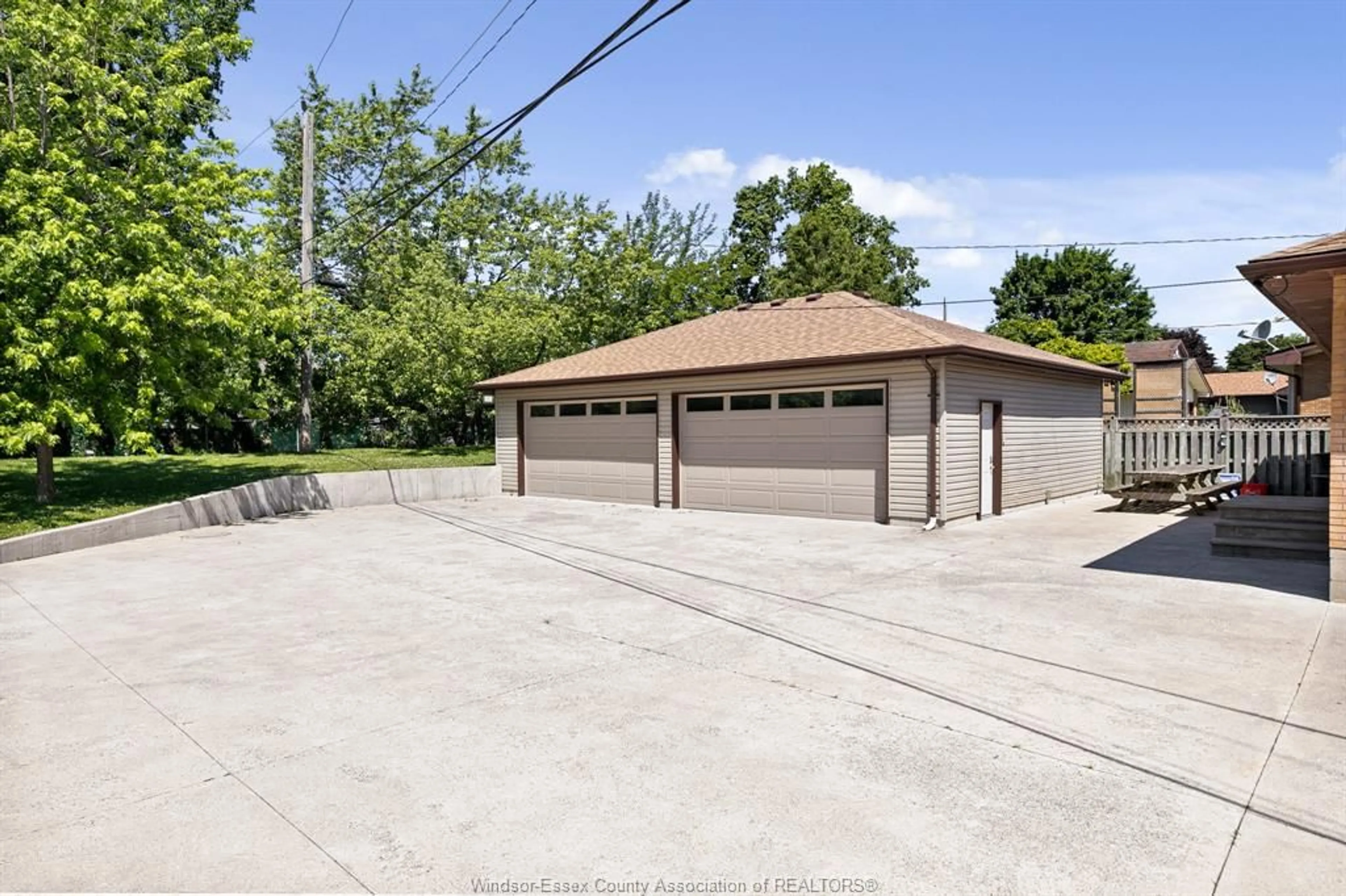 Indoor garage for 493 BERTHA, Windsor Ontario N8P 1B6