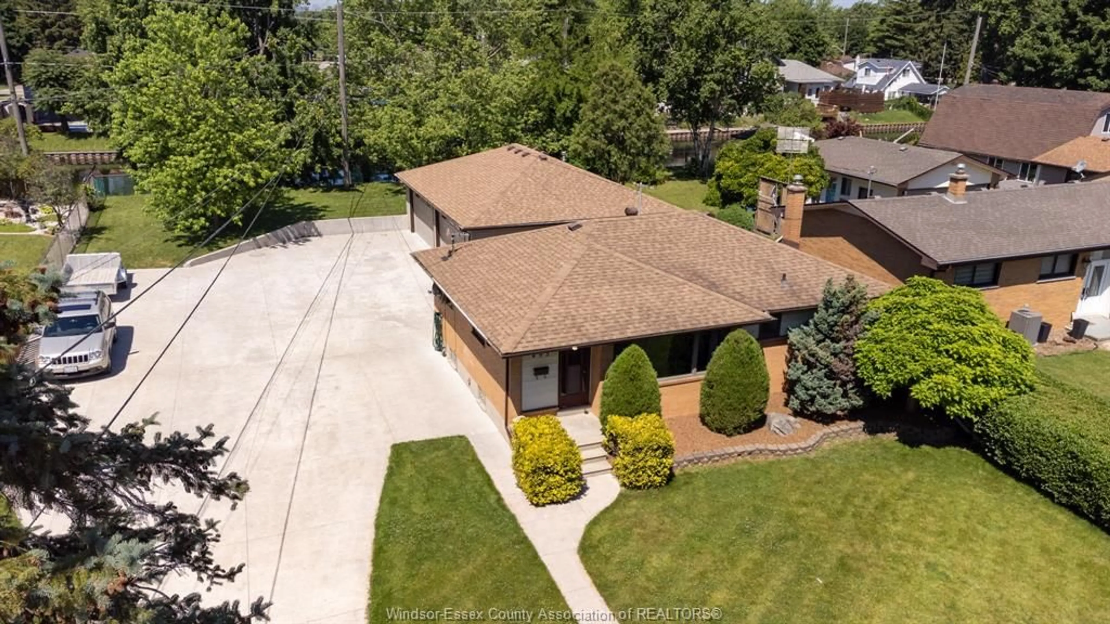 A pic from outside/outdoor area/front of a property/back of a property/a pic from drone, street for 493 BERTHA, Windsor Ontario N8P 1B6