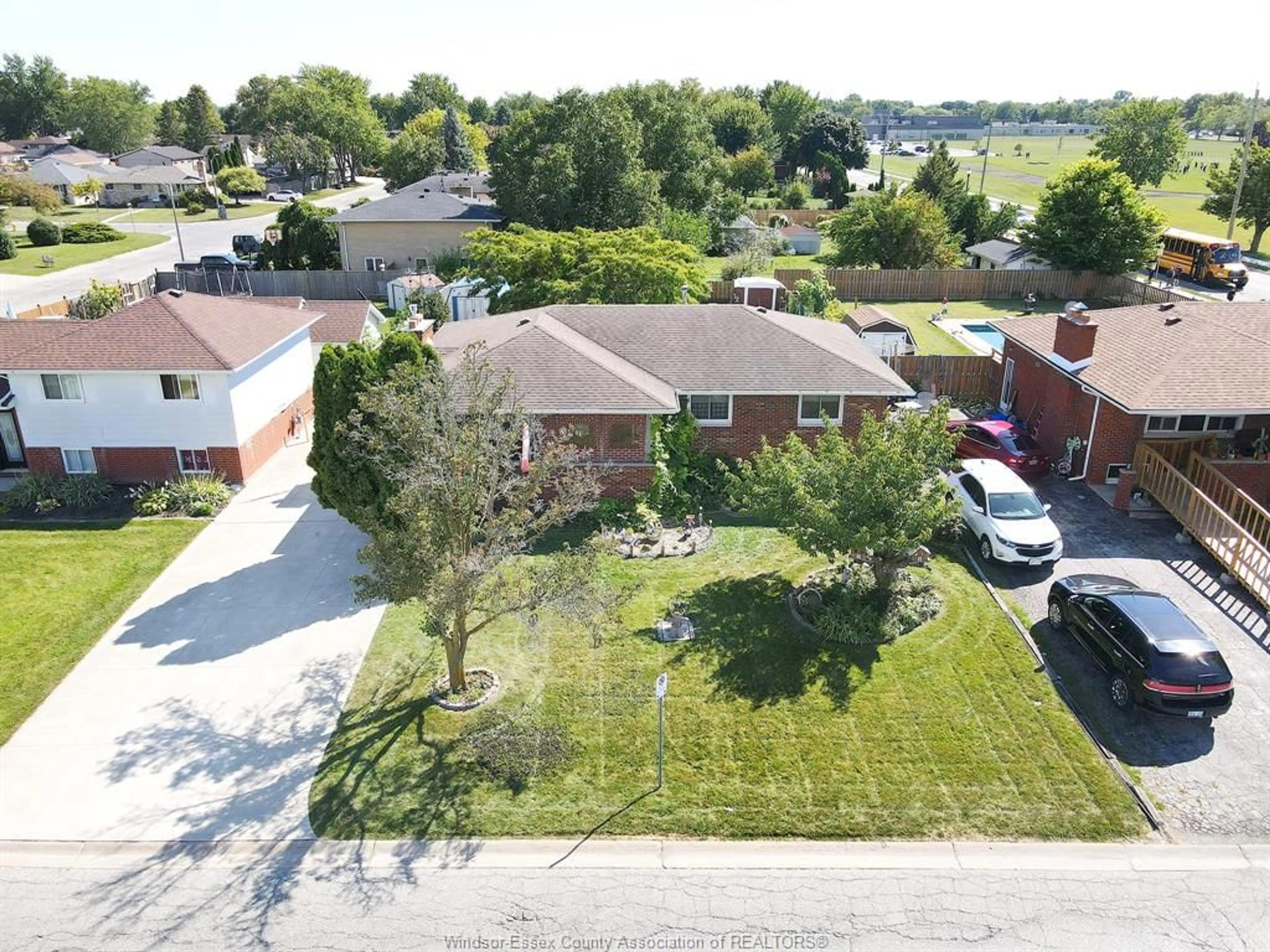 A pic from outside/outdoor area/front of a property/back of a property/a pic from drone, street for 407 RICHMOND, Amherstburg Ontario N9V 3E8