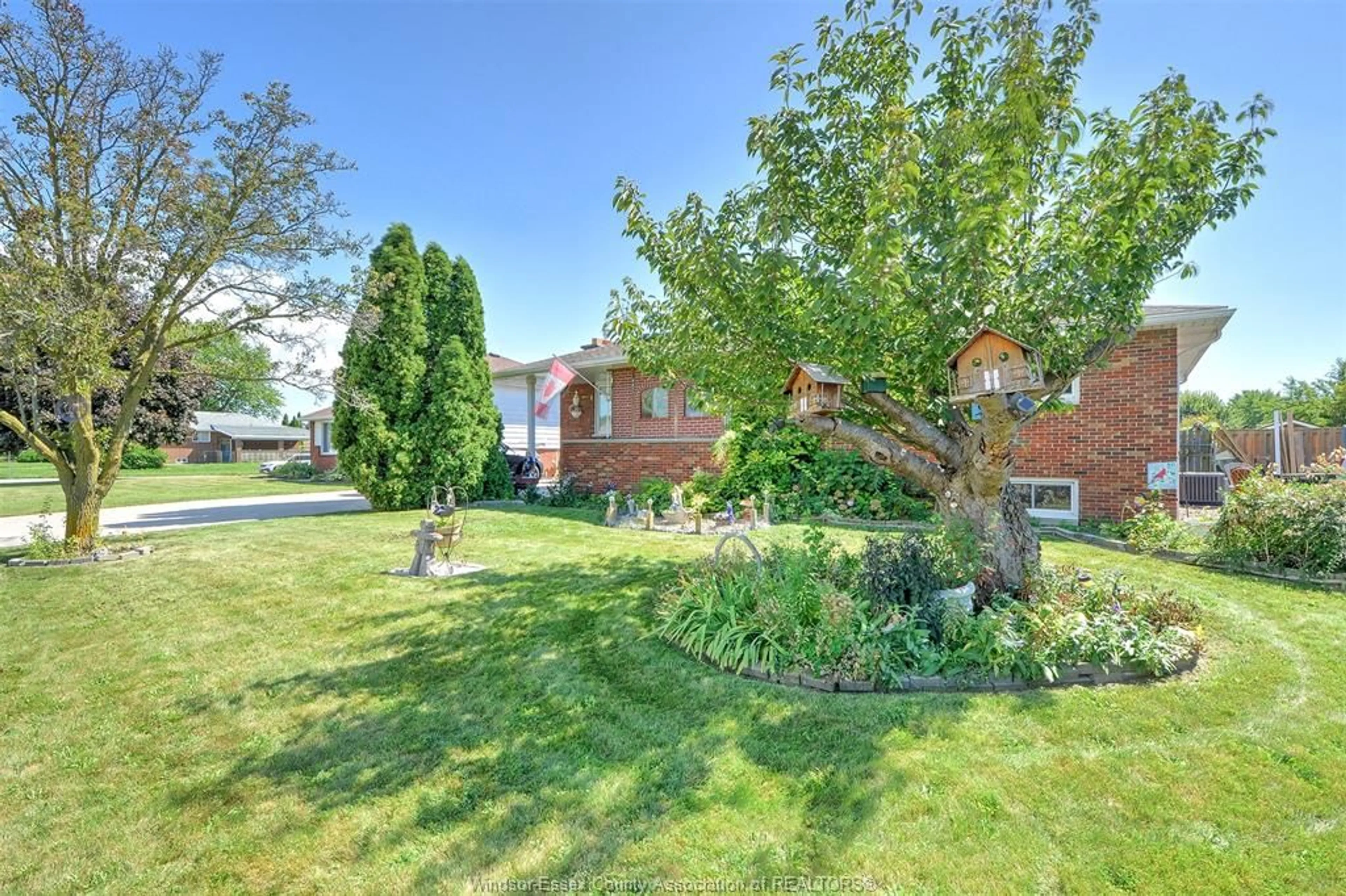 A pic from outside/outdoor area/front of a property/back of a property/a pic from drone, unknown for 407 RICHMOND, Amherstburg Ontario N9V 3E8