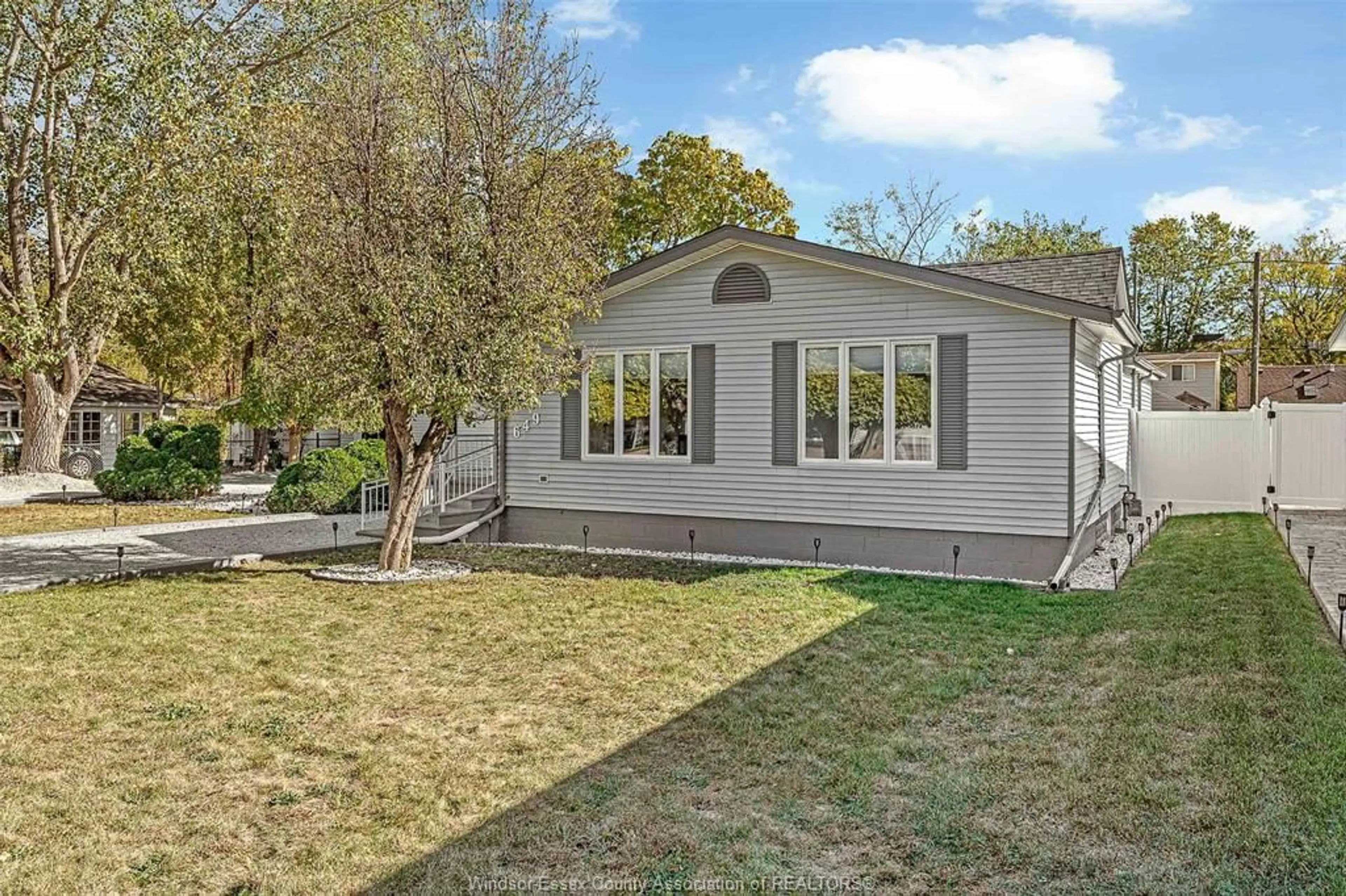 A pic from outside/outdoor area/front of a property/back of a property/a pic from drone, street for 649 EDINBOROUGH St, Windsor Ontario N8X 3C8