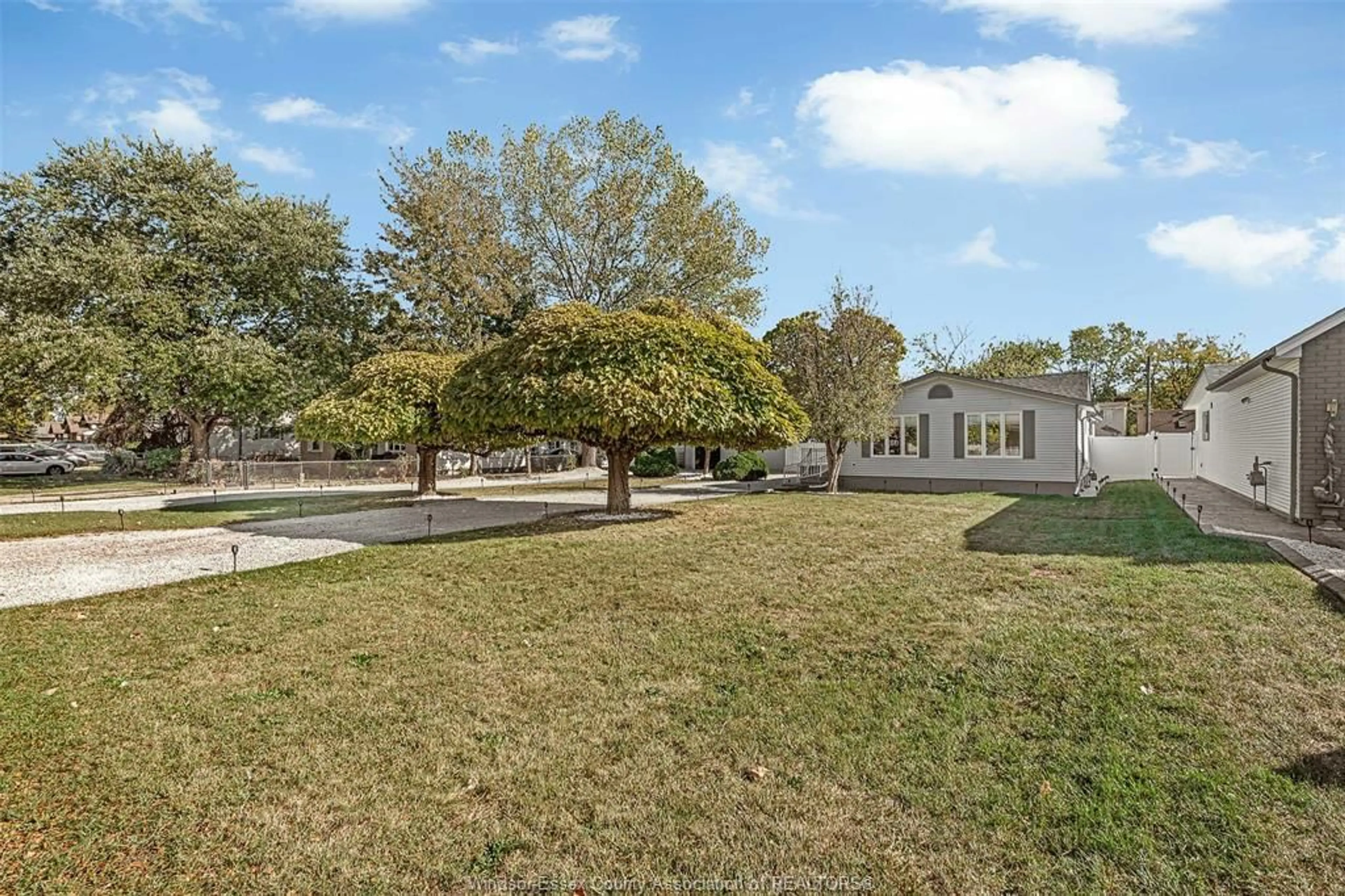 A pic from outside/outdoor area/front of a property/back of a property/a pic from drone, street for 649 EDINBOROUGH St, Windsor Ontario N8X 3C8